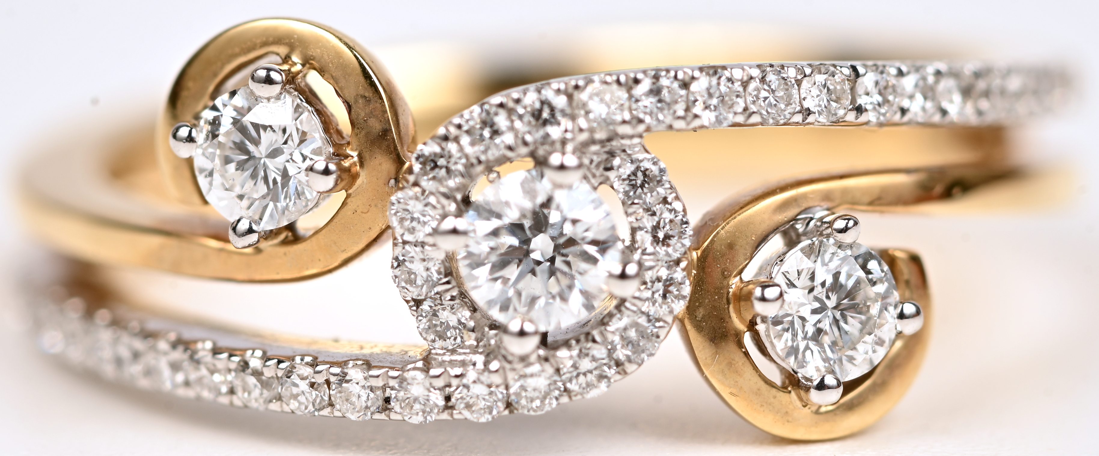 Een 18 kt wit en geelgouden ring bezet met briljanten met een gezamenlijk gewicht van +- 0,48 ct Een 18 kt wit en geelgouden ring bezet met briljanten met een gezamenlijk gewicht van +- 0,48 ct.