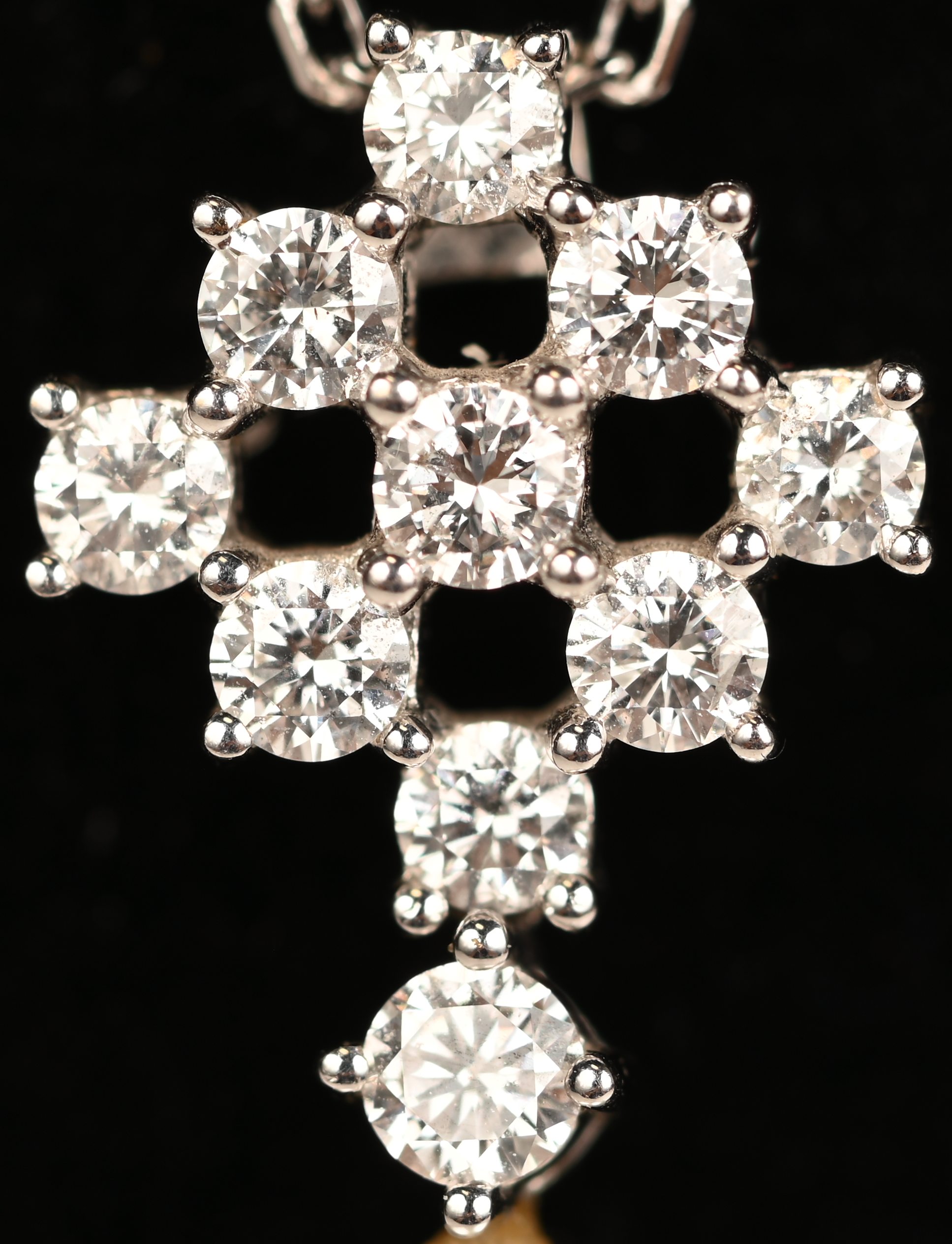 Een 18 kt witgouden ketting met hanger met parel (11 mm) bezet met briljanten met een gezamenlijk gewicht van +- 0,52 ct. EVVS Een 18 kt witgouden ketting met hanger met parel (11 mm) bezet met briljanten met een gezamenlijk gewicht van +- 0,52 ct. EVVS.