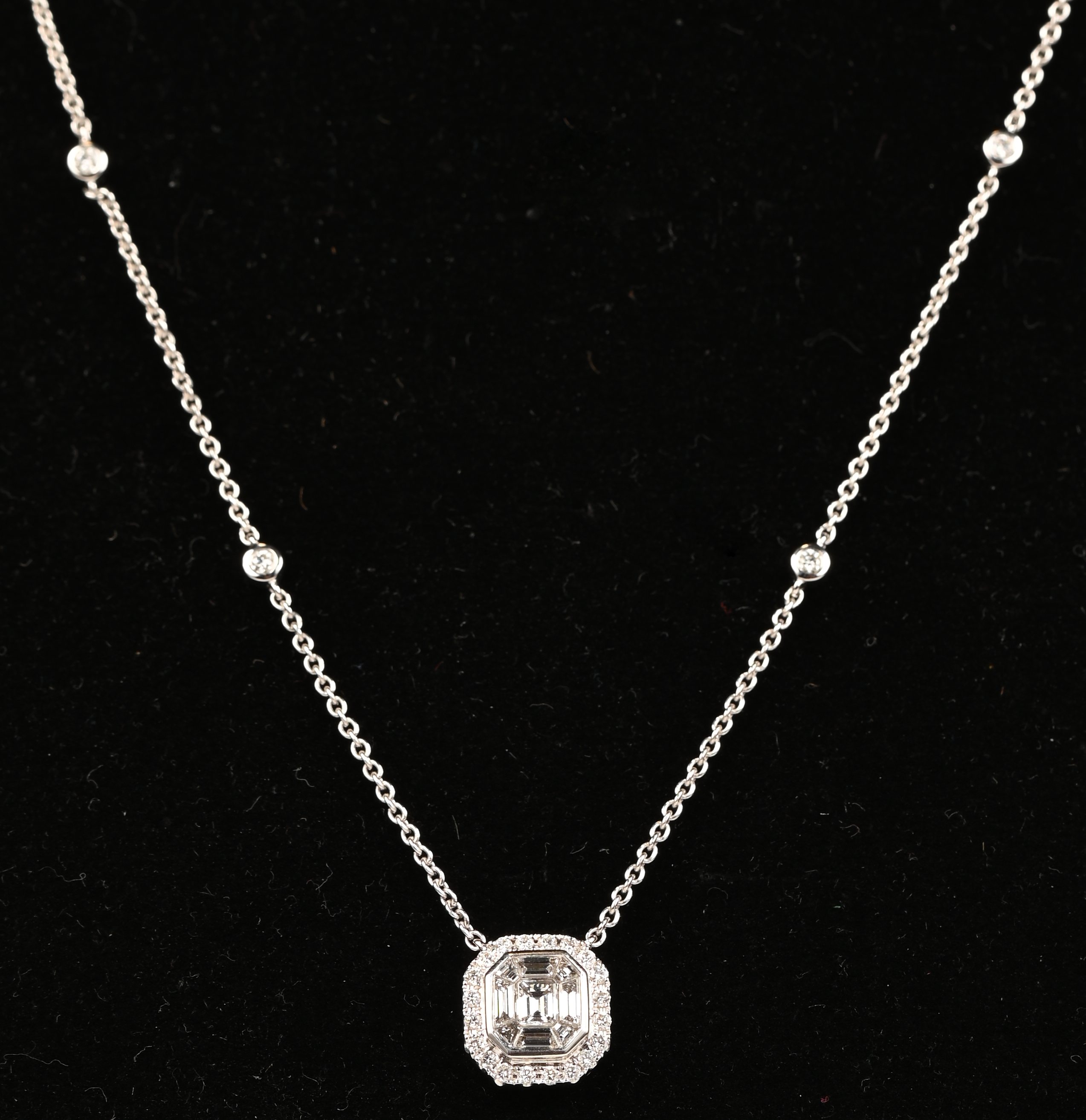 Een 18 kt witgouden ketting met hanger bezet met briljanten en diamantbaguetten met een gezamenlijk gewicht van +- 1,36 ct Een 18 kt witgouden ketting met hanger bezet met briljanten en diamantbaguetten met een gezamenlijk gewicht van +- 1,36 ct.