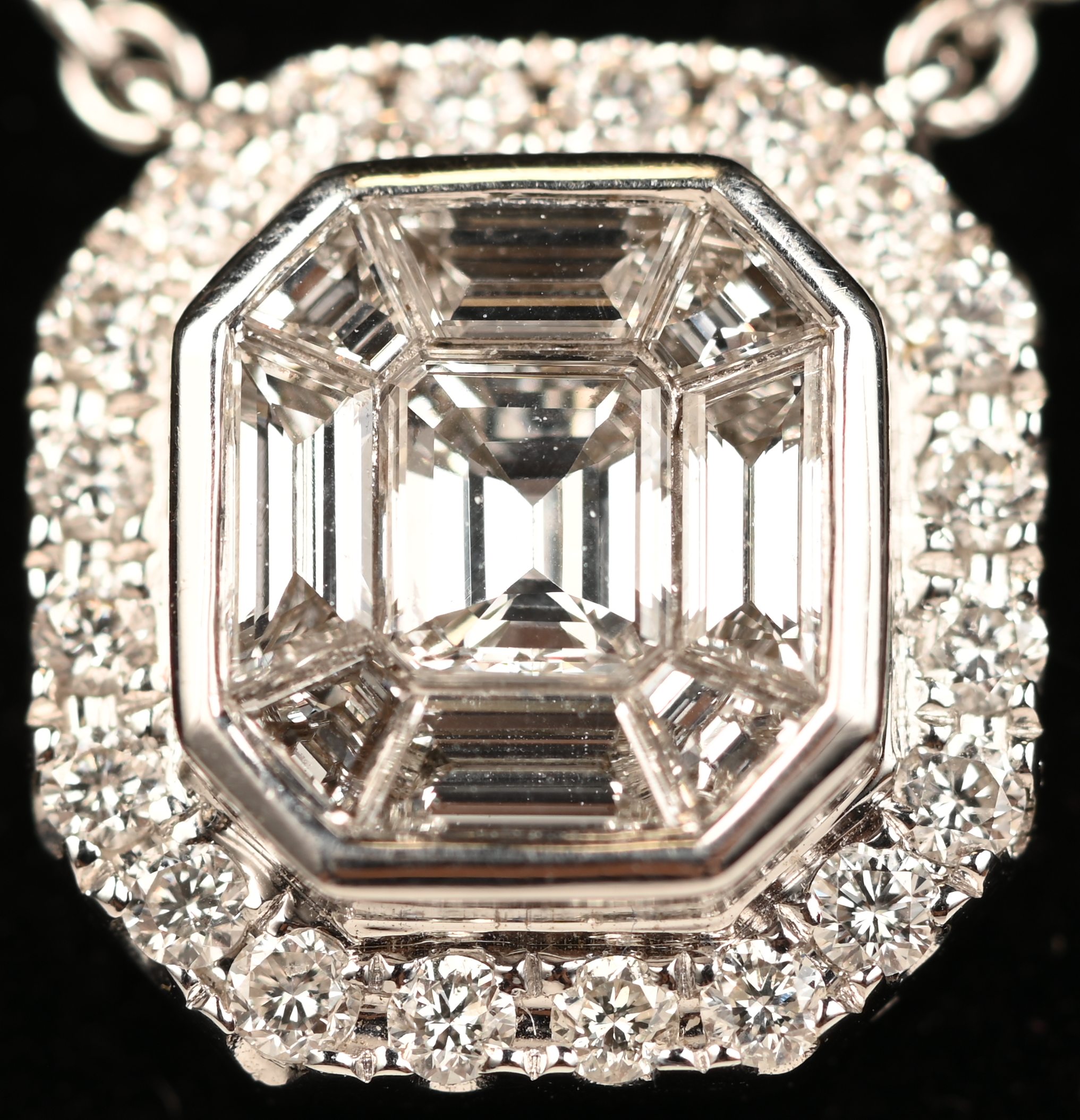 Een 18 kt witgouden ketting met hanger bezet met briljanten en diamantbaguetten met een gezamenlijk gewicht van +- 1,36 ct Een 18 kt witgouden ketting met hanger bezet met briljanten en diamantbaguetten met een gezamenlijk gewicht van +- 1,36 ct.