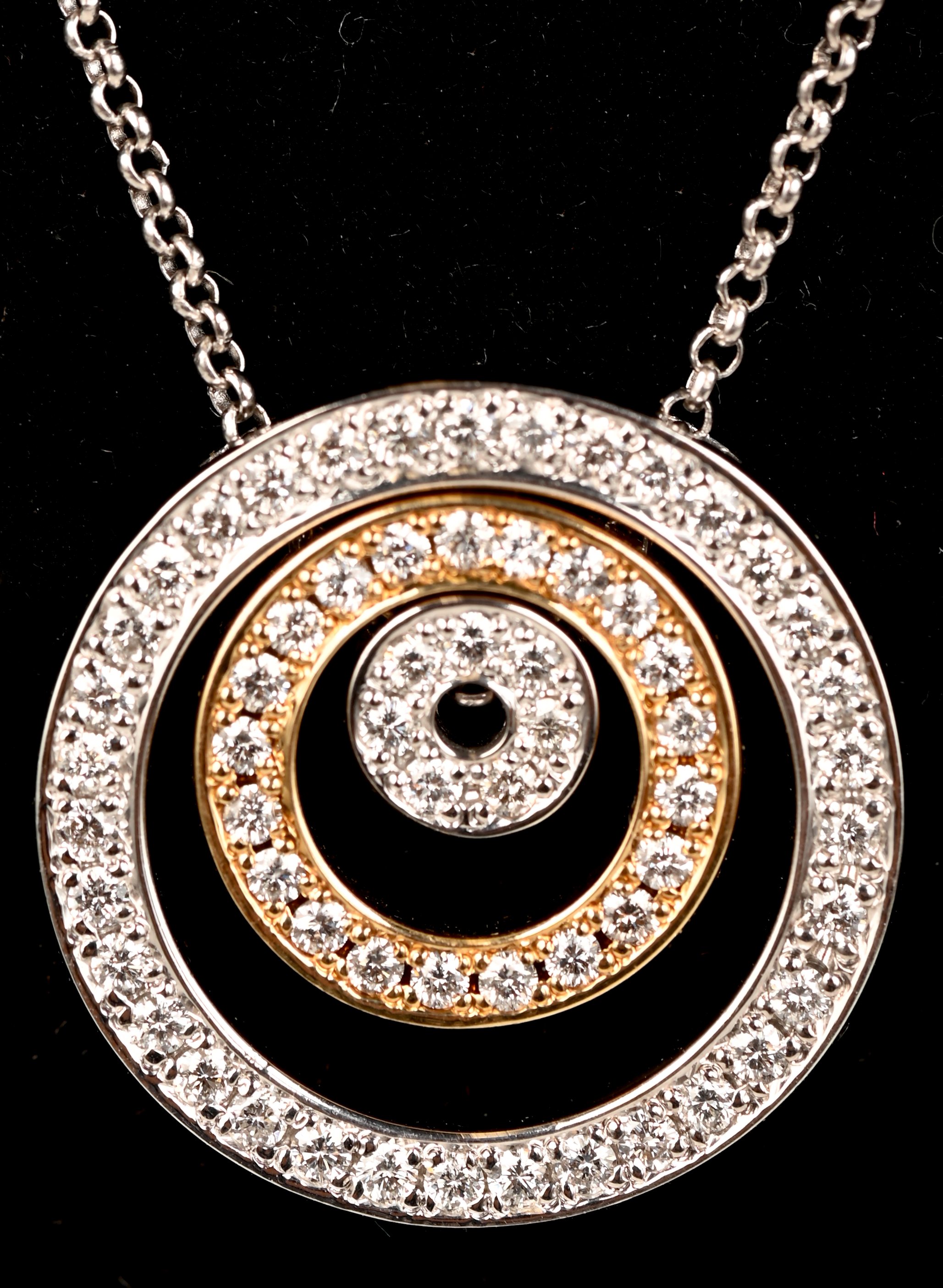 Een 18 kt wit en geelgouden ketting met hanger bezet met briljanten met een gezamenlijk gewicht van +- 1,81 ct Een 18 kt wit en geelgouden ketting met hanger bezet met briljanten met een gezamenlijk gewicht van +- 1,81 ct.