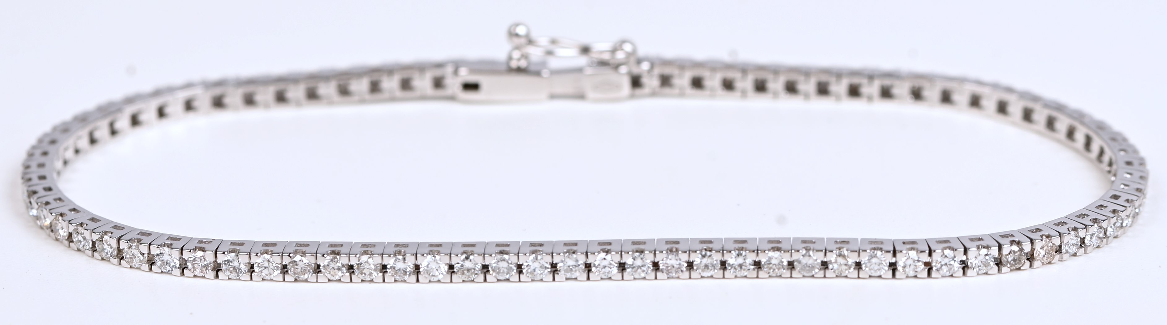 Een 18 kt witgouden tennisarmband bezet met briljanten met een gezamenlijk gewicht van +- 1,84 ct. FVVS Een 18 kt witgouden tennisarmband bezet met briljanten met een gezamenlijk gewicht van +- 1,84 ct. FVVS.