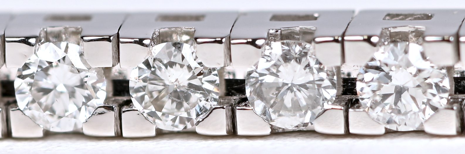 Een 18 kt witgouden tennisarmband bezet met briljanten met een gezamenlijk gewicht van +- 1,84 ct. FVVS Een 18 kt witgouden tennisarmband bezet met briljanten met een gezamenlijk gewicht van +- 1,84 ct. FVVS.