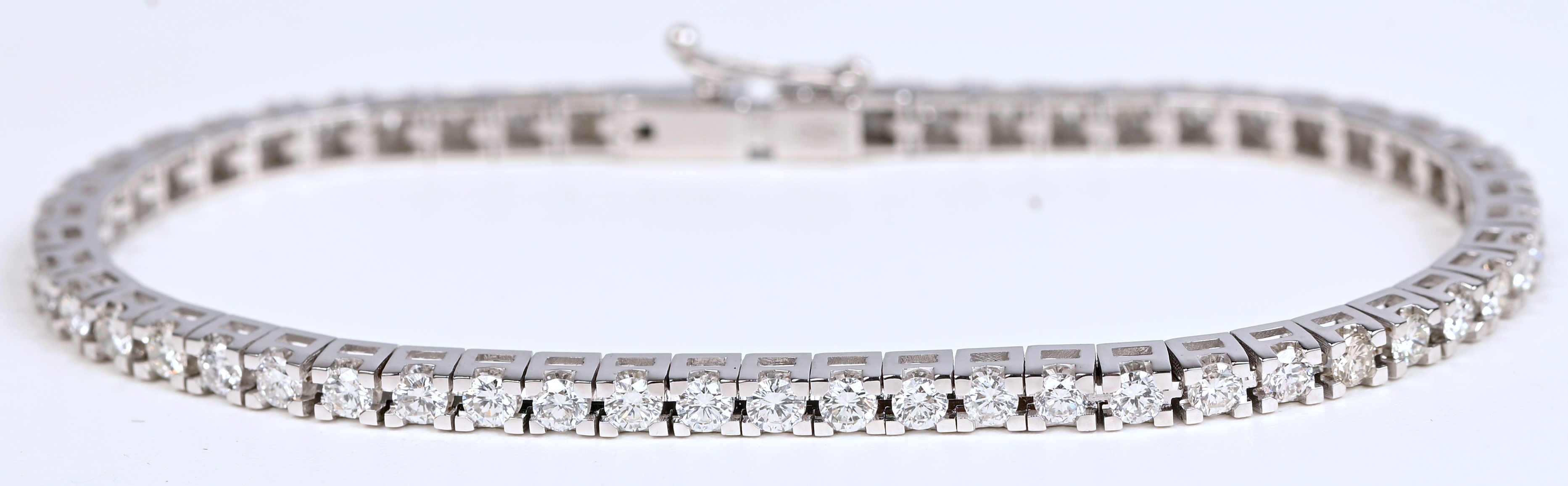 Een 18 kt witgouden tennisarmband bezet met briljanten met een gezamenlijk gewicht van +- 3,52 ct. FVS1 Een 18 kt witgouden tennisarmband bezet met briljanten met een gezamenlijk gewicht van +- 3,52 ct. FVS1.
