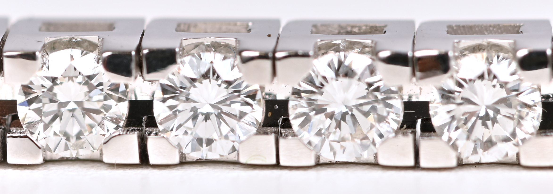 Een 18 kt witgouden tennisarmband bezet met briljanten met een gezamenlijk gewicht van +- 3,52 ct. FVS1 Een 18 kt witgouden tennisarmband bezet met briljanten met een gezamenlijk gewicht van +- 3,52 ct. FVS1.
