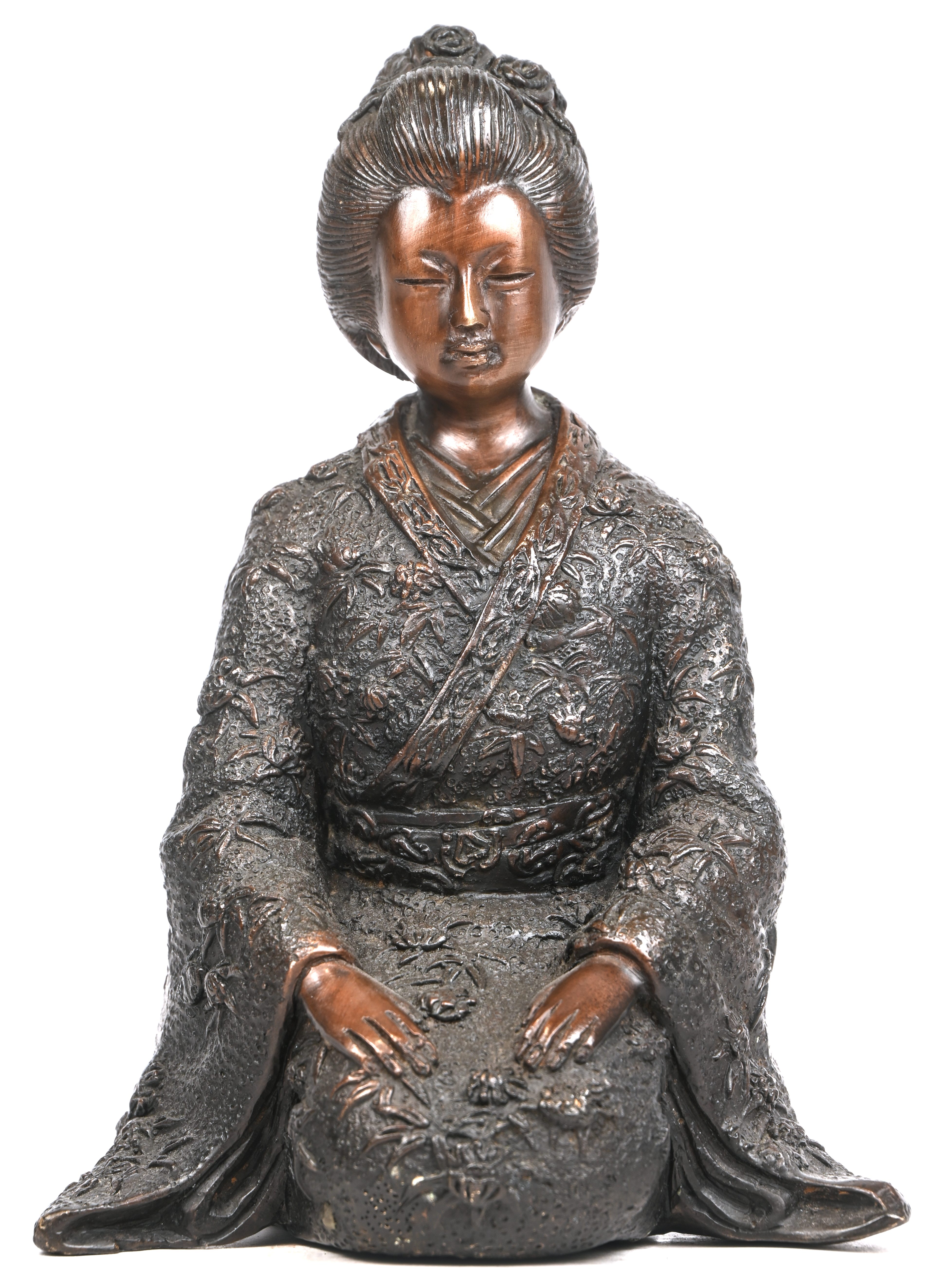‘Geisha’, een gepatineerd bronzen beeld. Niet gesigneerd ‘Geisha’, een gepatineerd bronzen beeld. Niet gesigneerd.