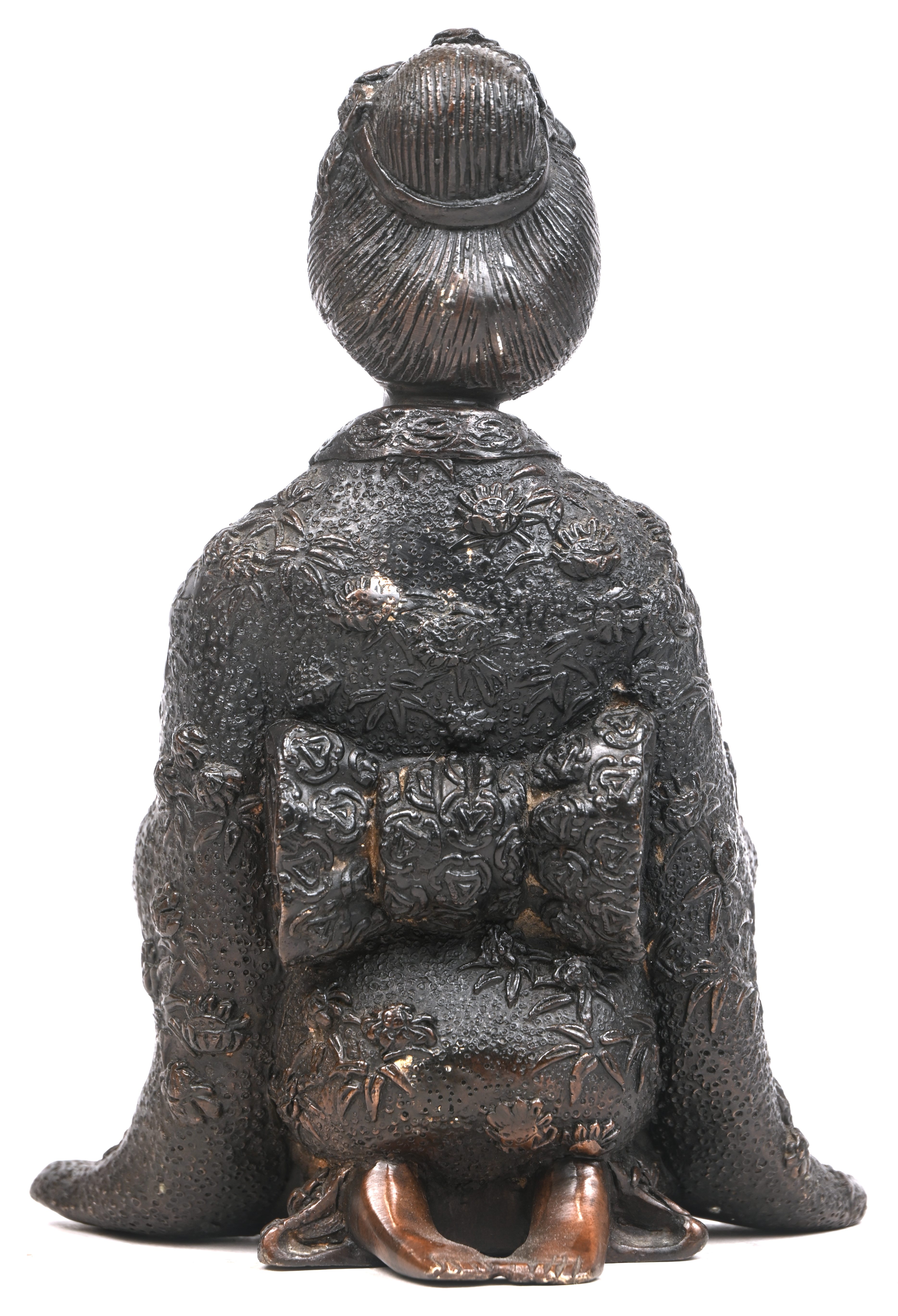 ‘Geisha’, een gepatineerd bronzen beeld. Niet gesigneerd ‘Geisha’, een gepatineerd bronzen beeld. Niet gesigneerd.