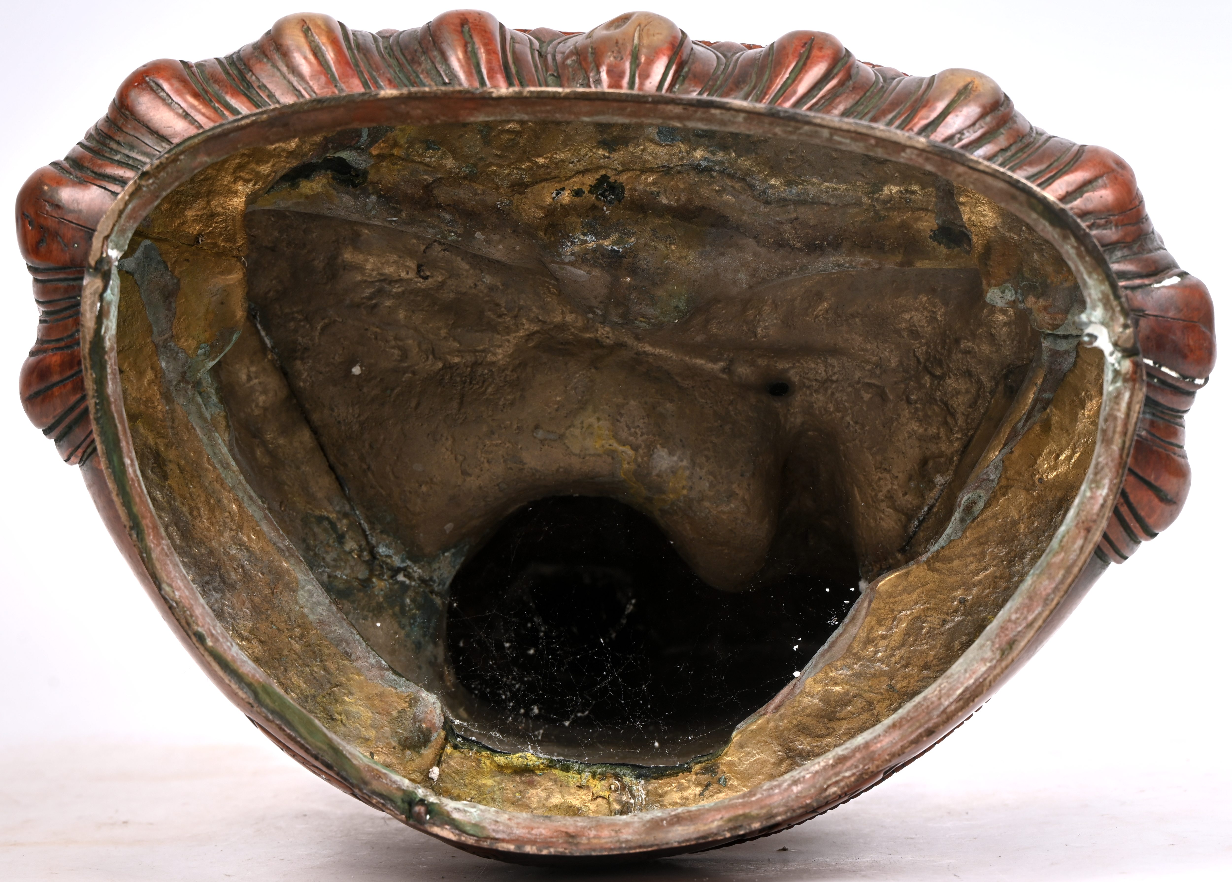 Een Zuid-Oost-Aziatische bronzen Boeddha, polychroom gepatineerd Een Zuid-Oost-Aziatische bronzen Boeddha, polychroom gepatineerd.