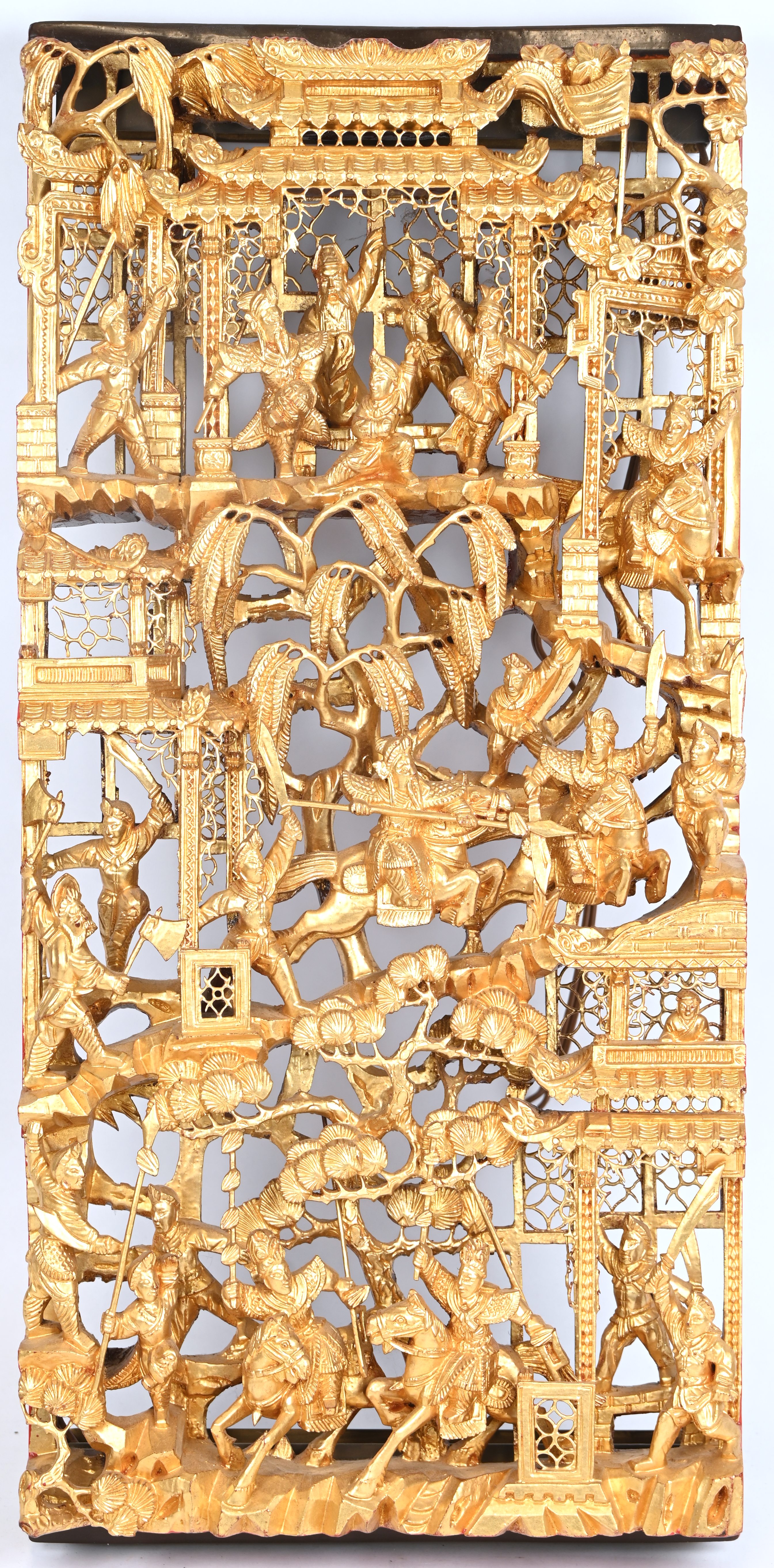 Een gebeeldhouwd verguld Chinees houten reliëf met talrijke personages. Met verlichting Een gebeeldhouwd verguld Chinees houten reliëf met talrijke personages. Met verlichting.
