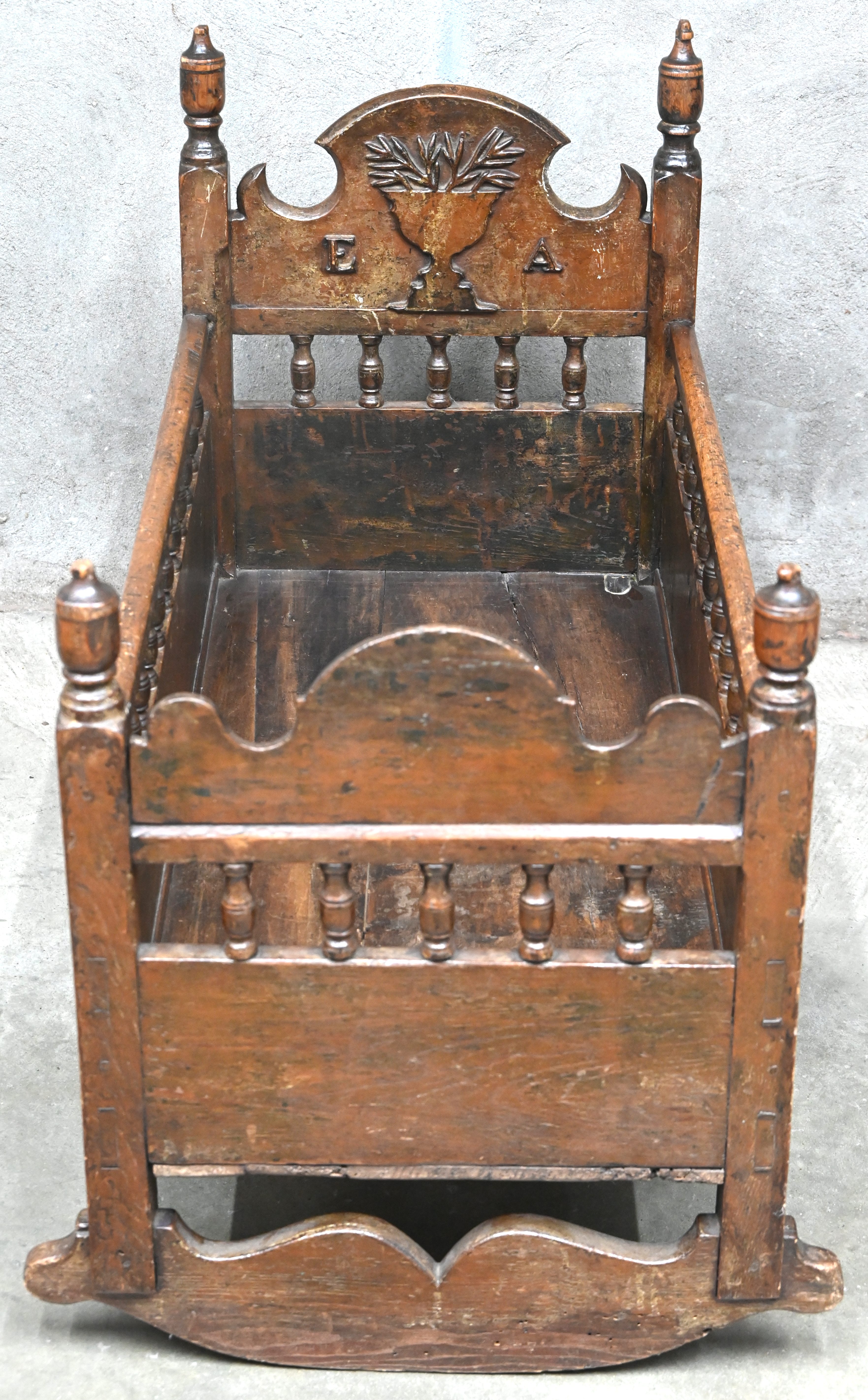 Een antieke eikenhouten wieg Een antieke eikenhouten wieg.