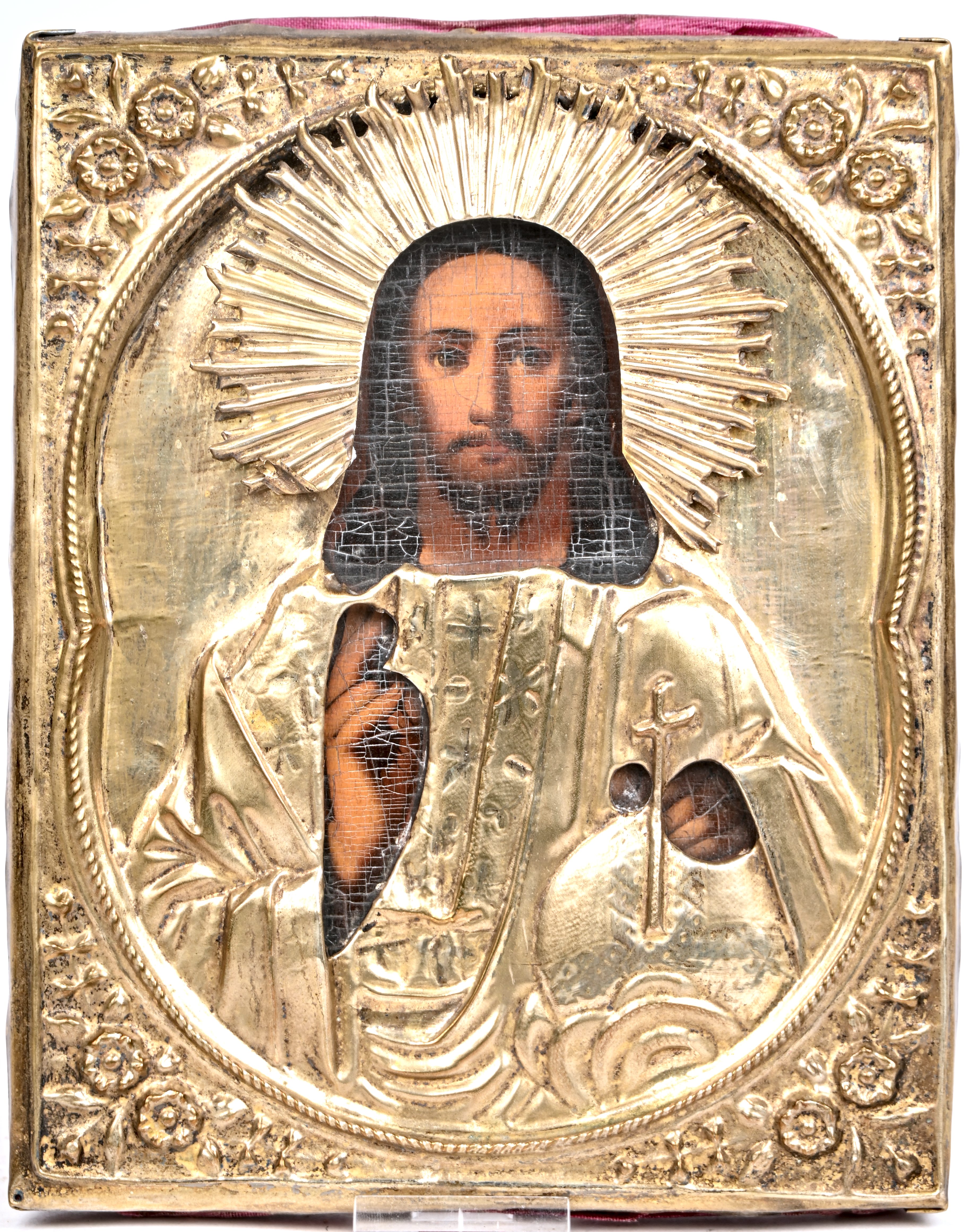 “Christus Pantocrator”. Russische icoon. Tempera op paneel met metalen riza, XIXde eeuw “Christus Pantocrator”. Russische icoon. Tempera op paneel met metalen riza, XIXde eeuw.