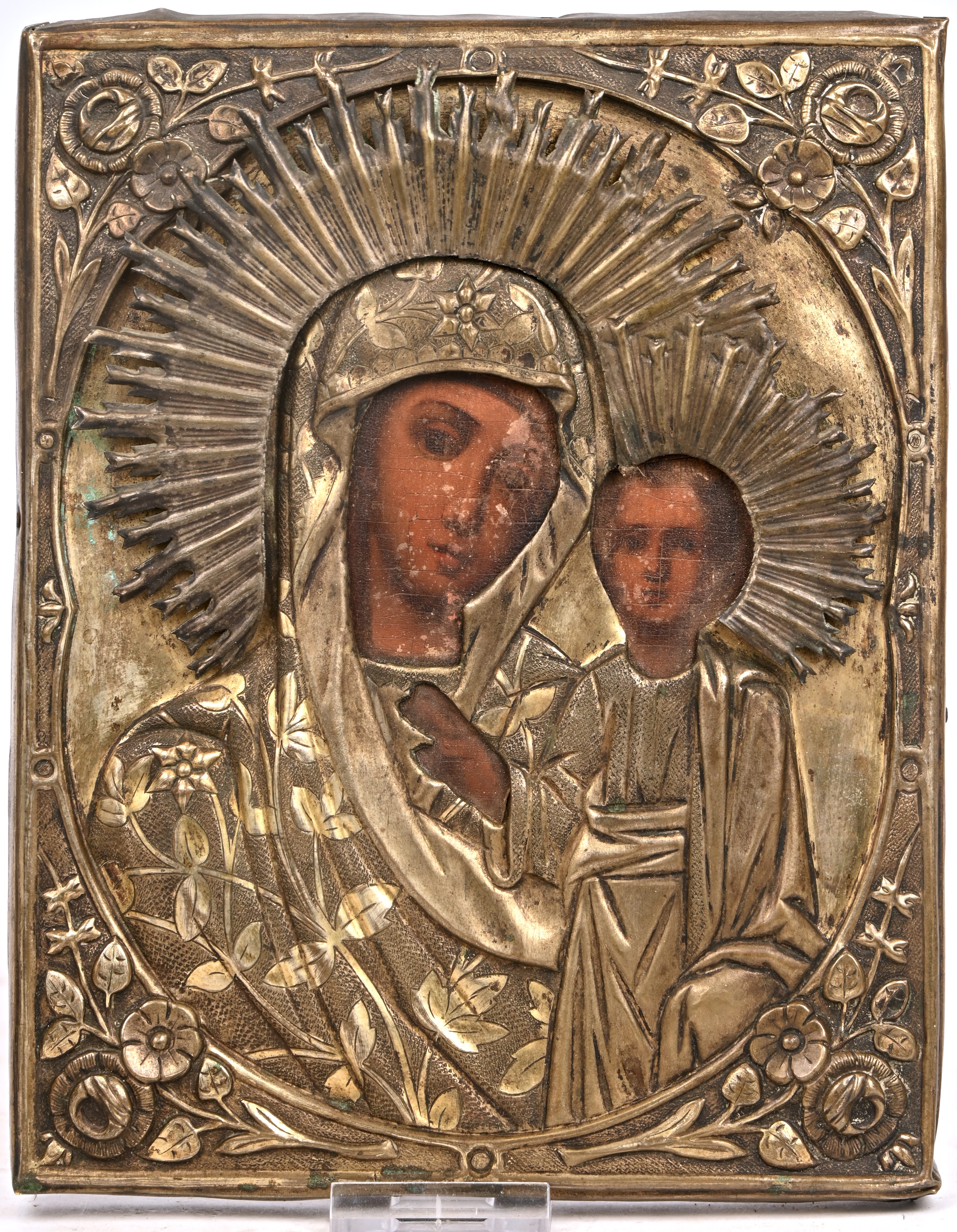 “Moeder Gods van Kazan”. Russische icoon. Tempera op paneel met metalen riza, XIXde eeuw “Moeder Gods van Kazan”. Russische icoon. Tempera op paneel met metalen riza, XIXde eeuw.