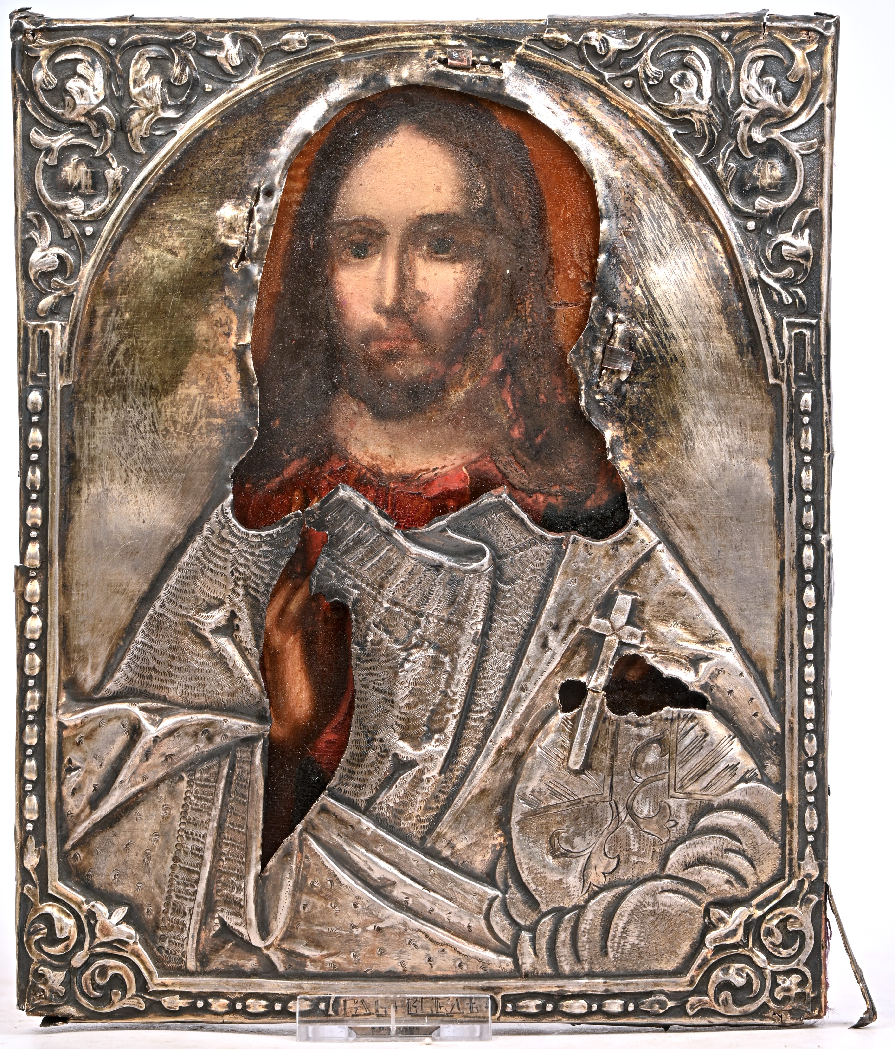 “Christus Pantokrator”. Een Russische icoon met gedreven zilveren riza. Gemerkt: 84 Zolotnik met makersmerk ‘A.H.’ “Christus Pantokrator”. Een Russische icoon met gedreven zilveren riza. Gemerkt: 84 Zolotnik met makersmerk ‘A.H.’.
