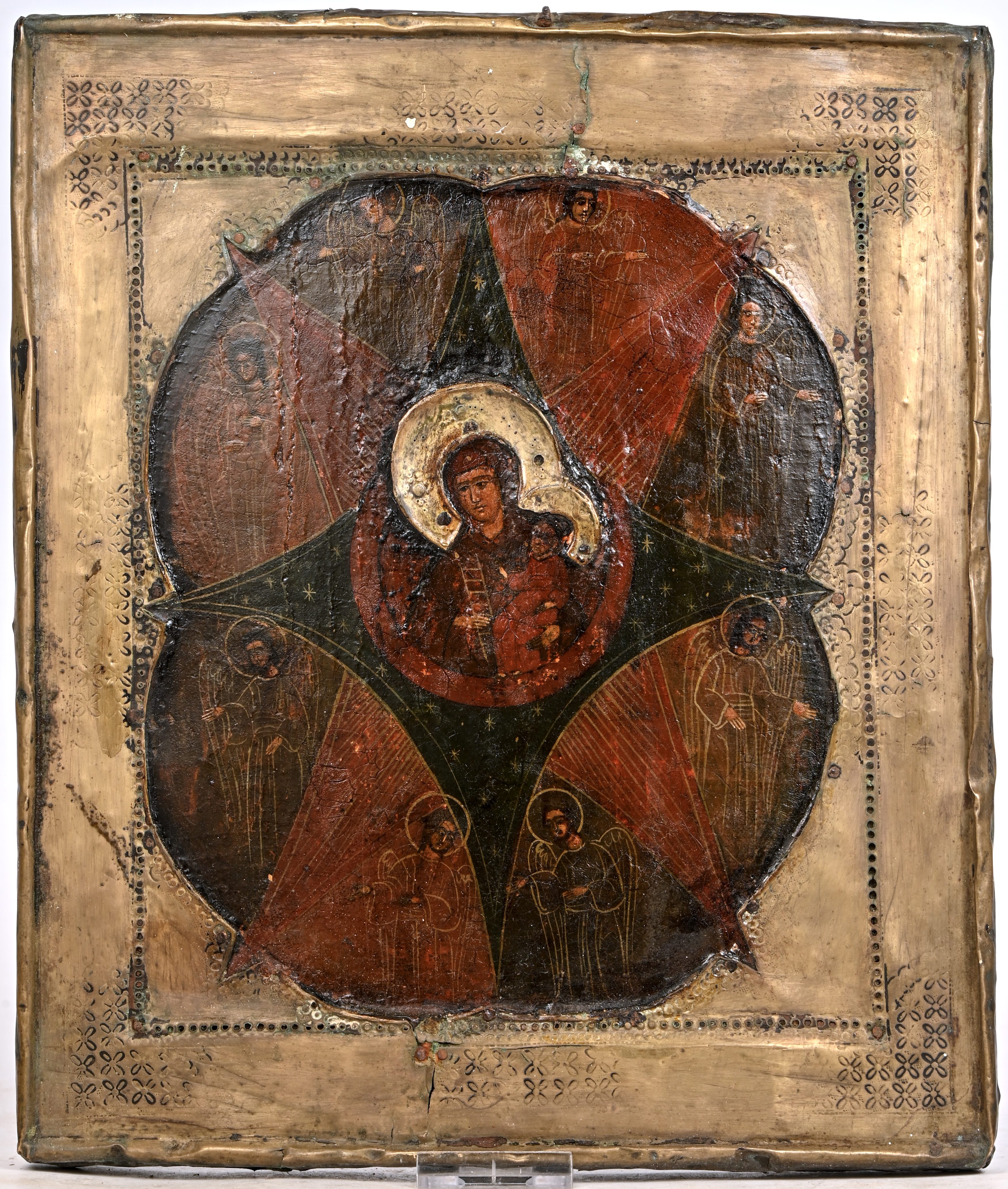 “Moeder Gods omringd door engelen”. Russische icoon. Tempera op paneel, met metalen kader en aureool, XIXde eeuw “Moeder Gods omringd door engelen”. Russische icoon. Tempera op paneel, met metalen kader en aureool, XIXde eeuw.
