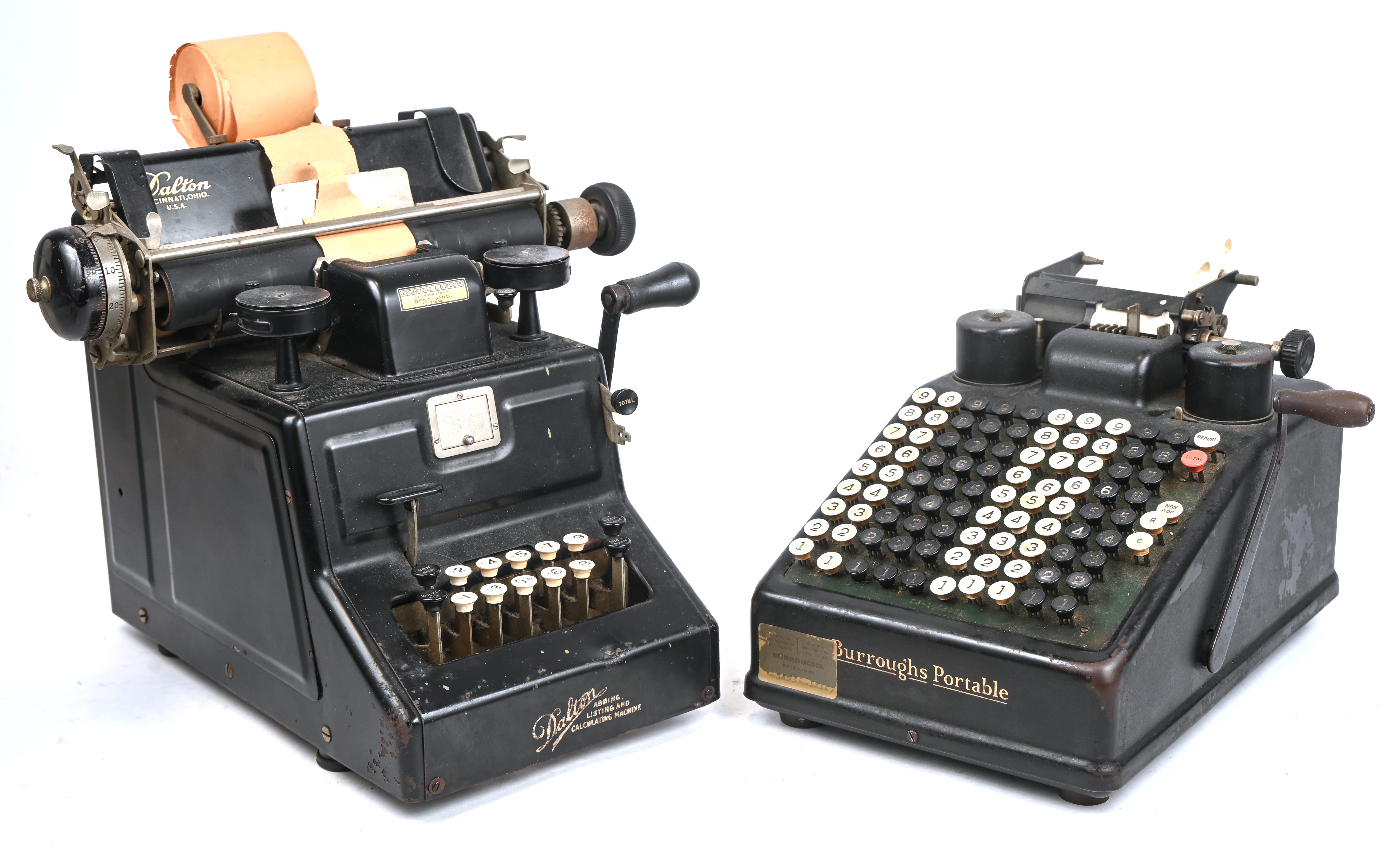 Twee oude rekenmachines. Een ‘Burroughs Portable’ en een ‘Dalton’ Twee oude rekenmachines. Een ‘Burroughs Portable’ en een ‘Dalton’.