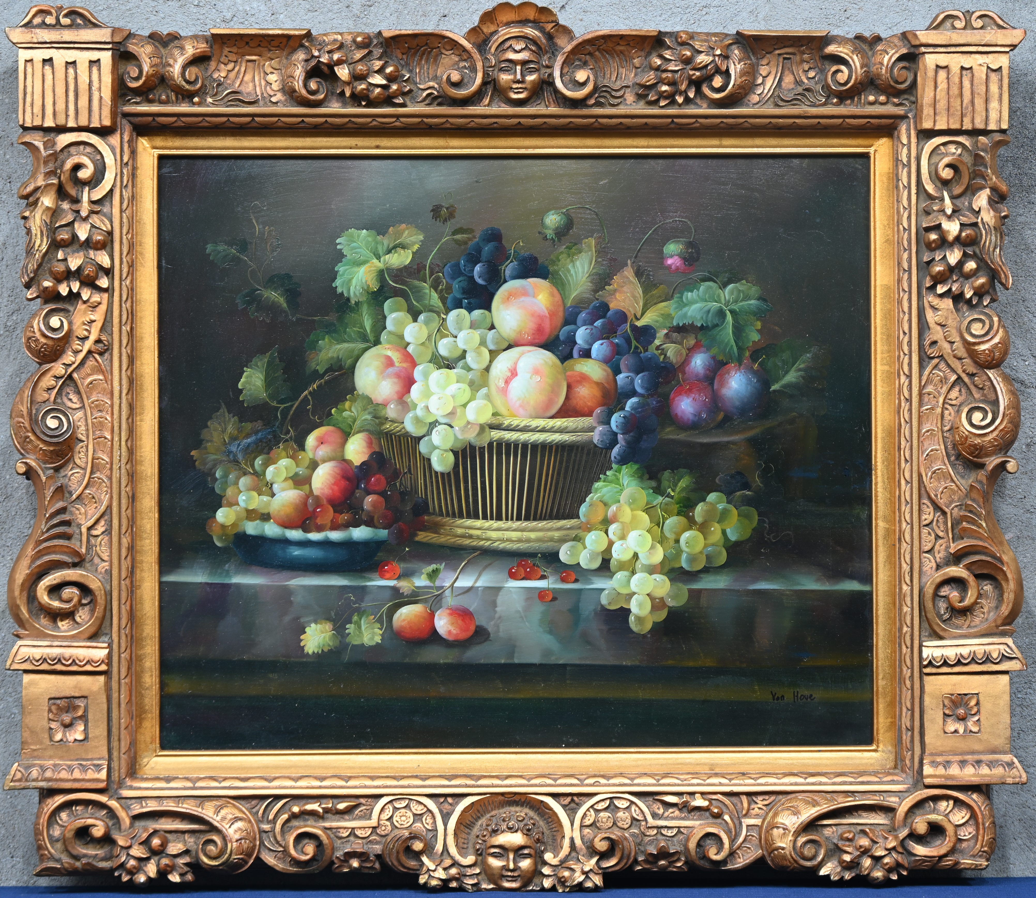 Een stilleven naar klassiek voorbeeld, olieverf op paneel, in vergulde kader Een stilleven naar klassiek voorbeeld, olieverf op paneel, in vergulde kader.
