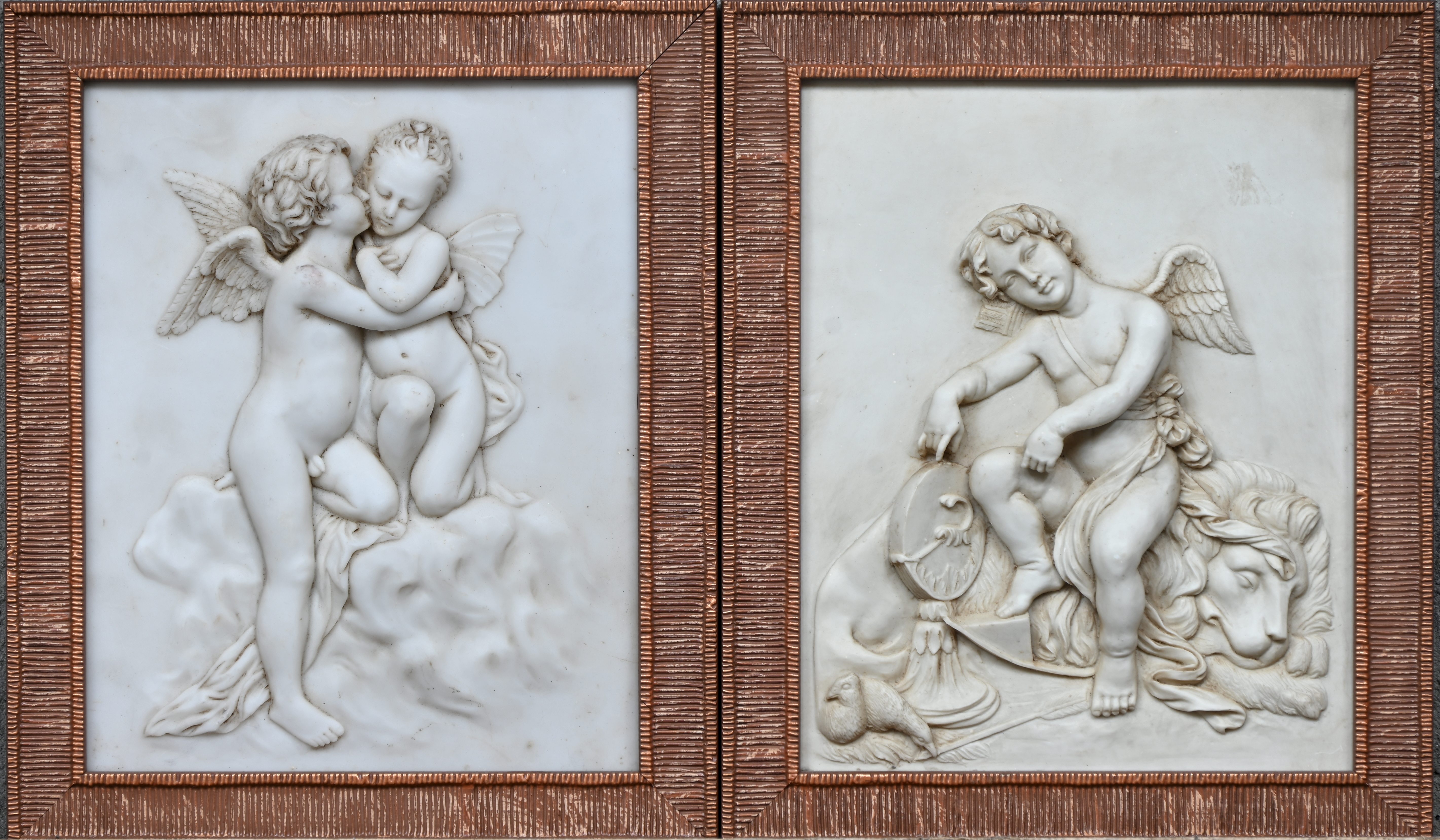 Een set van 2 bas-reliëfs uit gegoten marmer in lijst met een romantische voorstelling Een set van 2 bas-reliëfs uit gegoten marmer in lijst met een romantische voorstelling.