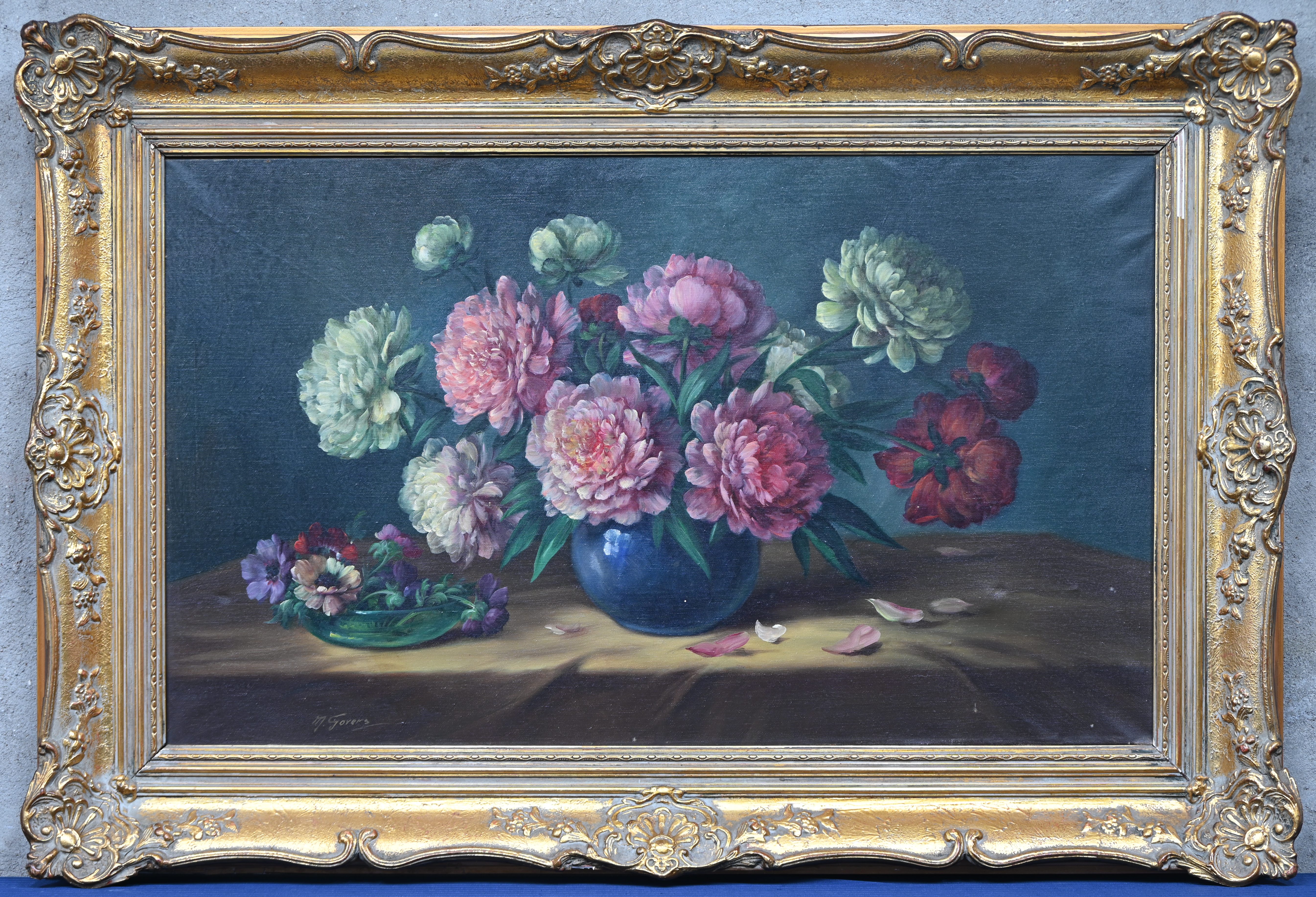 “Stilleven met pioenrozen”, een schilderij, olieverf op doek in vergulde kader “Stilleven met pioenrozen”, een schilderij, olieverf op doek in vergulde kader.