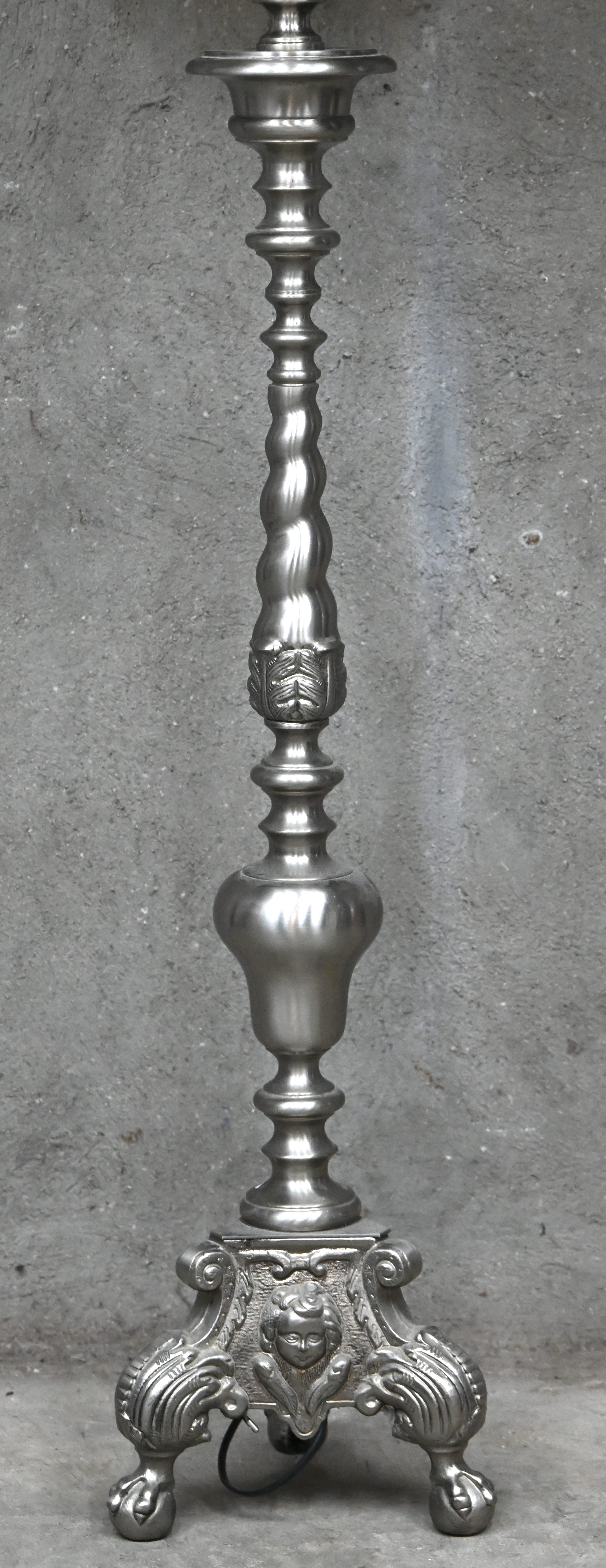Een klassieke staanlamp met tinkleurige koperen voet Een klassieke staanlamp met tinkleurige koperen voet.