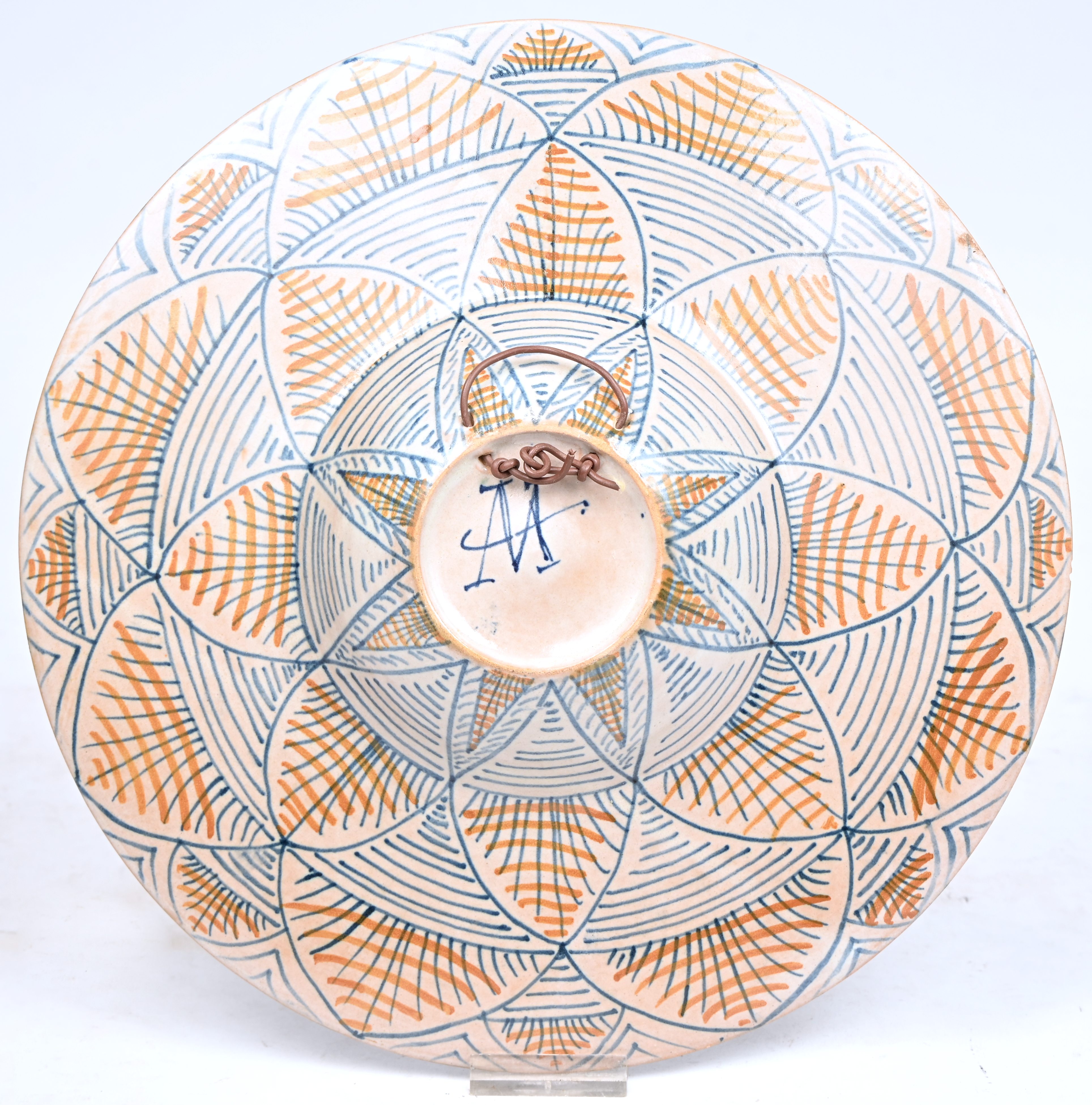 Een Deruta sierbord met pauwenoog decor. Met centraal een IHS christogram. Onderaan gemerkt ‘AA’. Schilferschade aan de rand Een Deruta sierbord met pauwenoog decor. Met centraal een IHS christogram. Onderaan gemerkt ‘AA’. Schilferschade aan de rand.