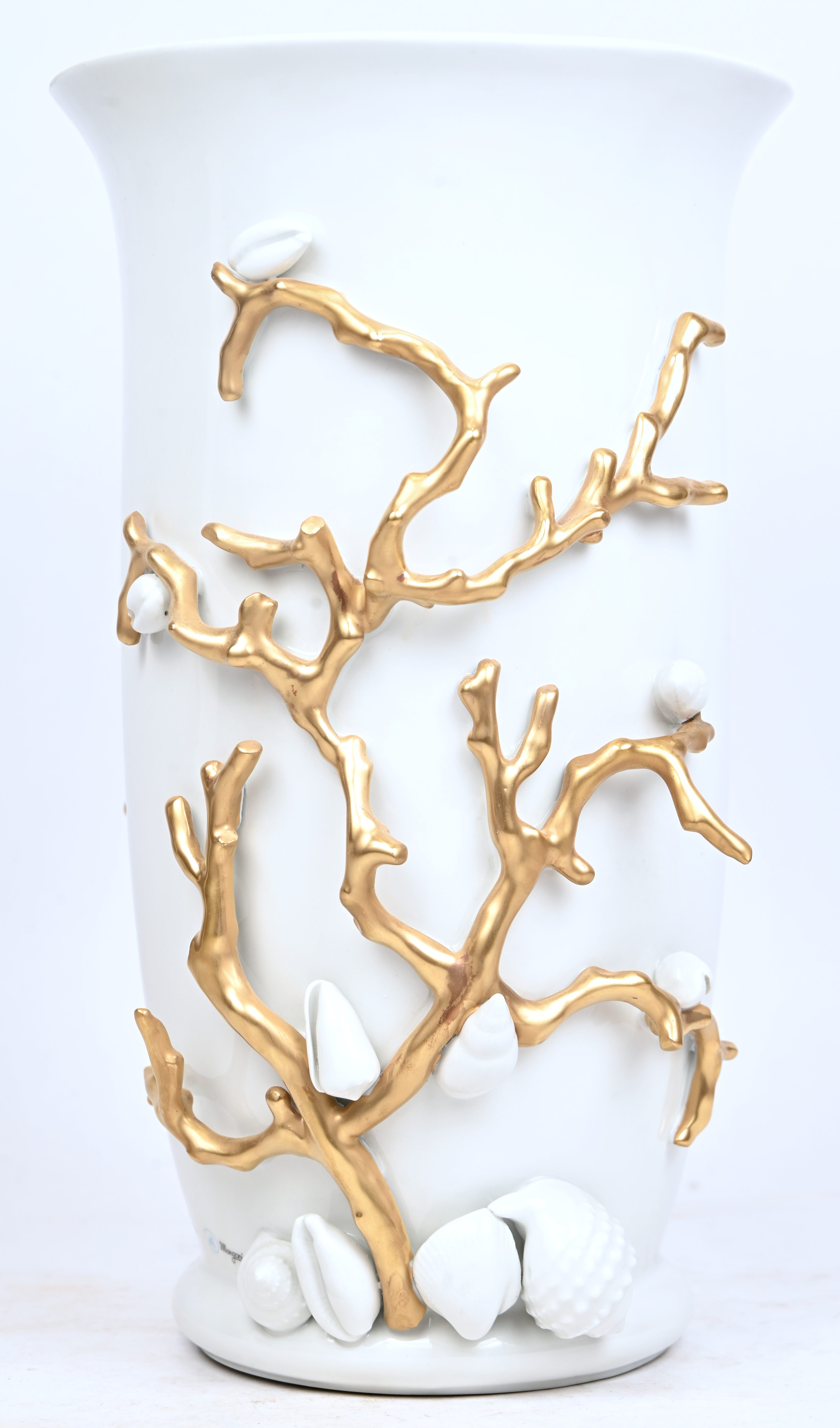 Vaso Liscio Corallo Oro, een porseleinen vaas met een decor van verguld koraal, gemerkt Mangani Vaso Liscio Corallo Oro, een porseleinen vaas met een decor van verguld koraal, gemerkt Mangani.