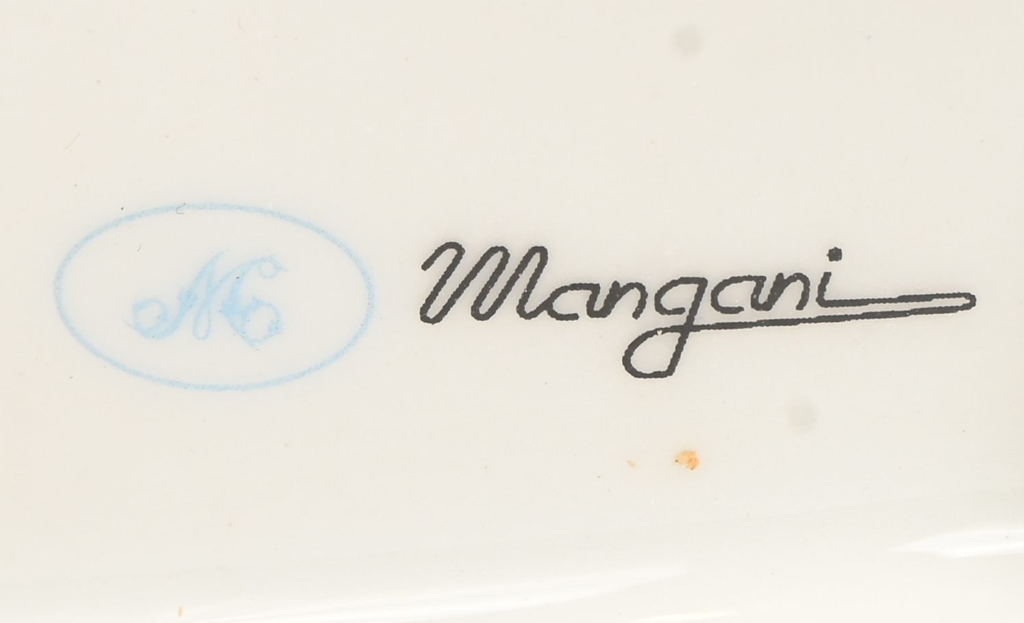 Vaso Liscio Corallo Oro, een porseleinen vaas met een decor van verguld koraal, gemerkt Mangani Vaso Liscio Corallo Oro, een porseleinen vaas met een decor van verguld koraal, gemerkt Mangani.