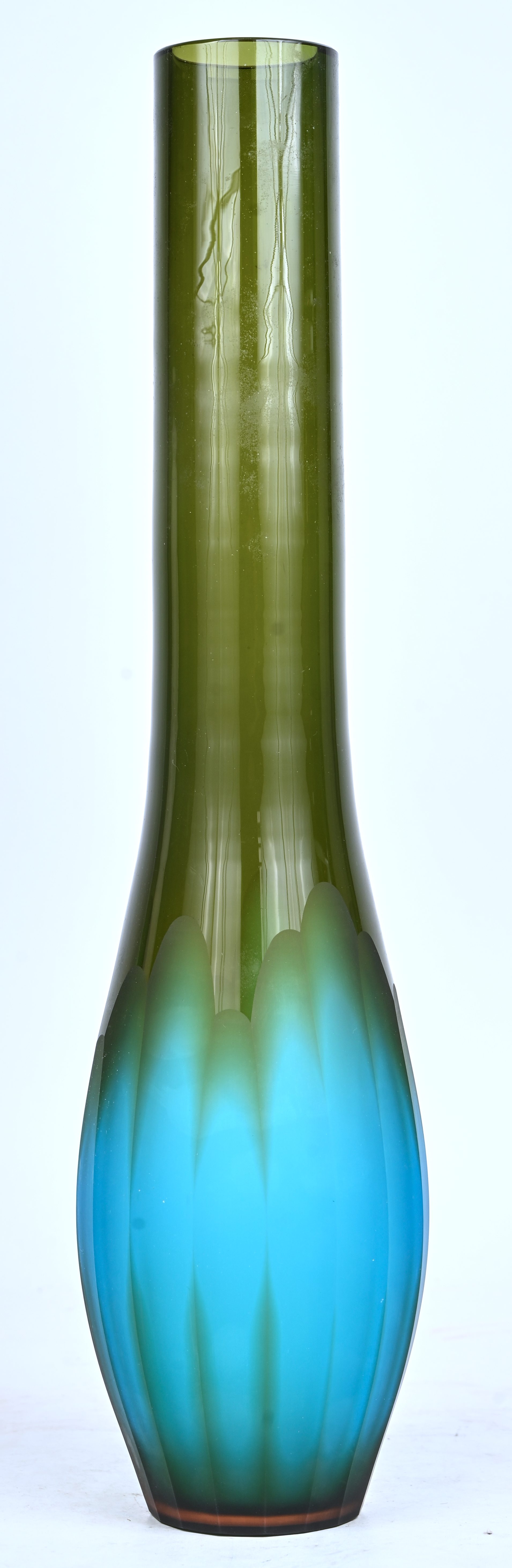 Een glazen design vaas met 2 kleuren, gemerkt Salviati 2000 Een glazen design vaas met 2 kleuren, gemerkt Salviati 2000.