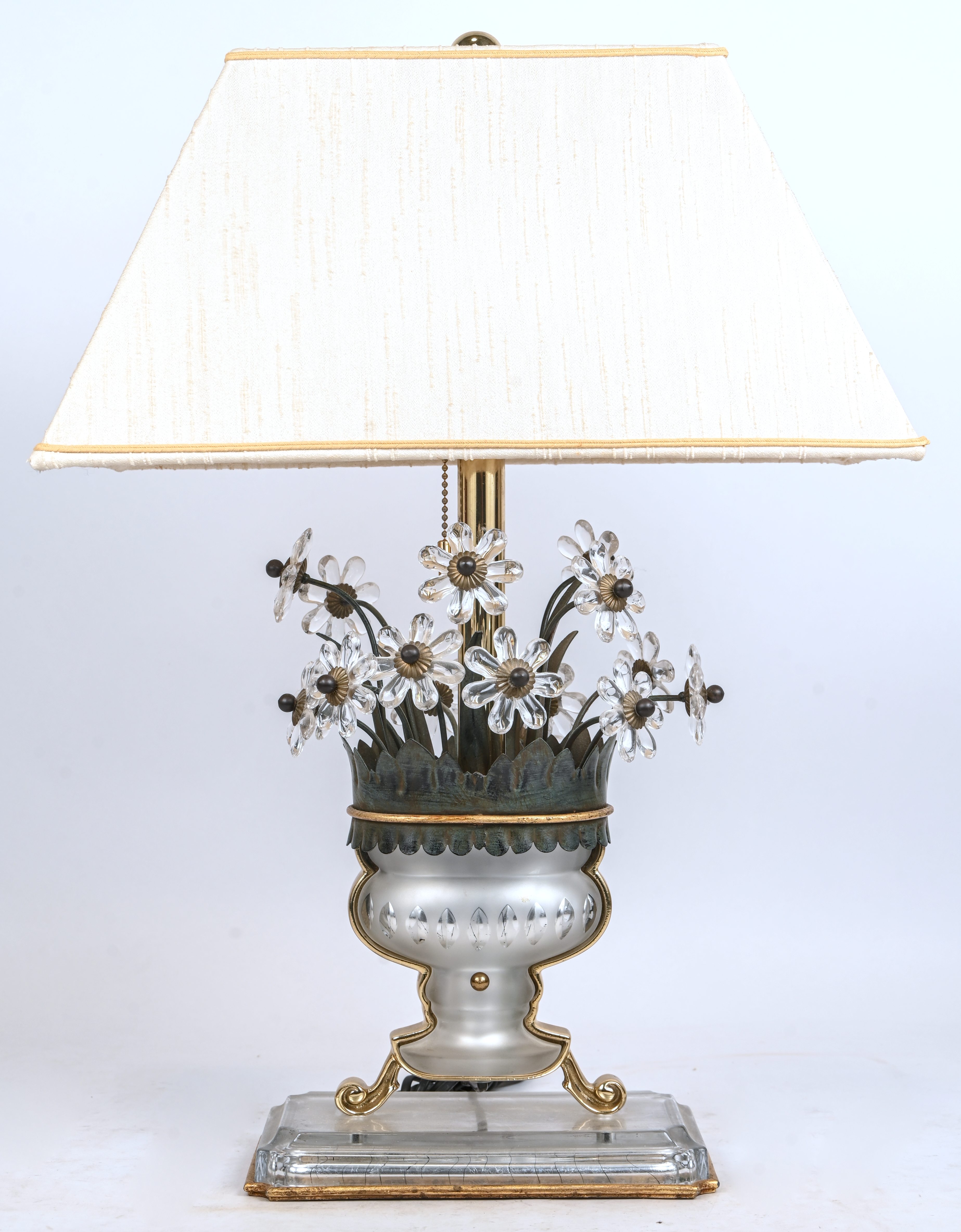 Een vintage tafellamp in Hollywood Regency stijl, glas en messing voet met glazen bloemen. Jaren 70/80 van de vorige eeuw Een vintage tafellamp in Hollywood Regency stijl, glas en messing voet met glazen bloemen. Jaren 70/80 van de vorige eeuw.