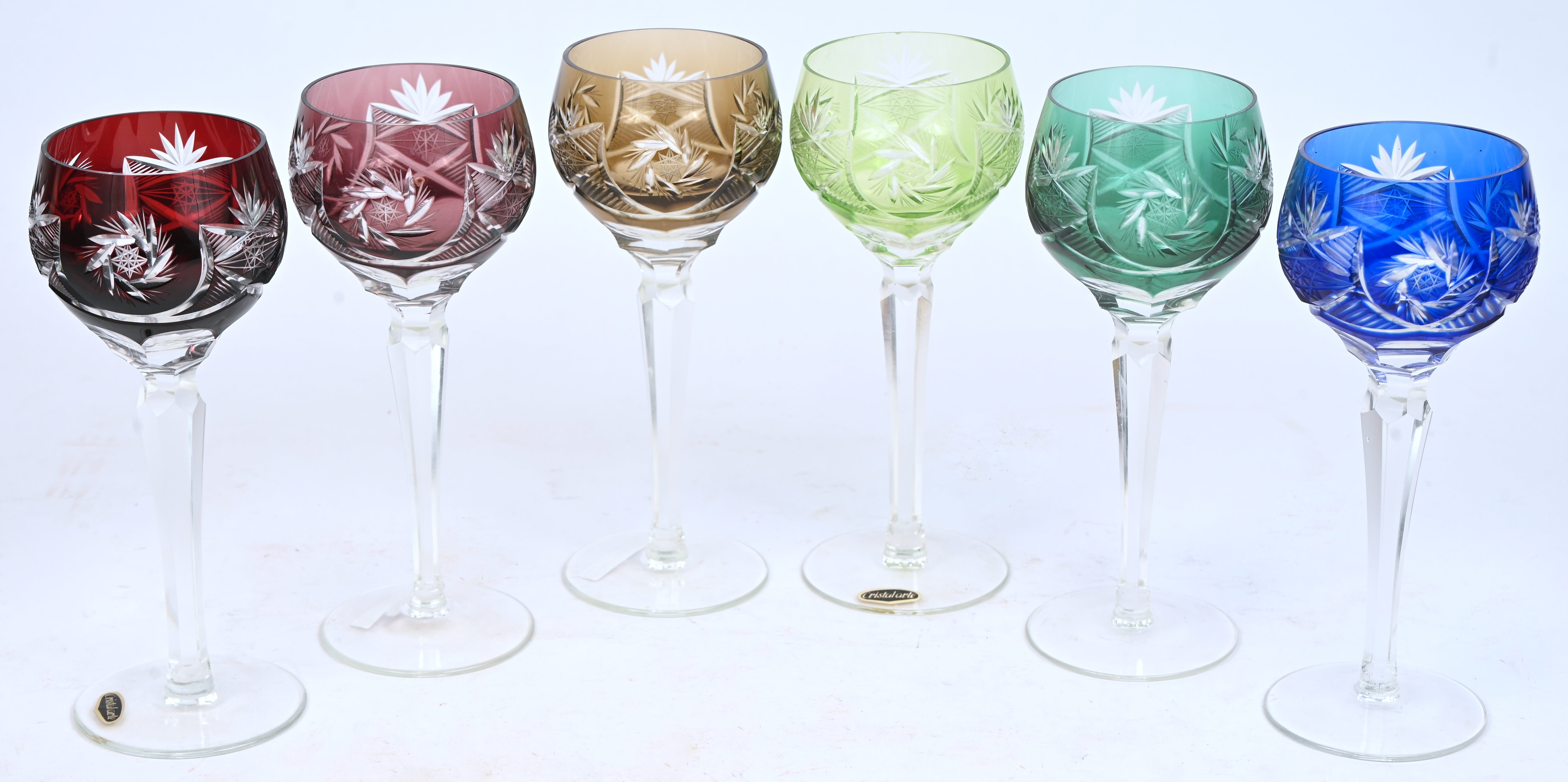 Zes gekleurd kristallen glazen, gemerkt met label ‘Cristal Arte’. Kleine schilfer aan de boord van het lichtgroene glas Zes gekleurd kristallen glazen, gemerkt met label ‘Cristal Arte’. Kleine schilfer aan de boord van het lichtgroene glas.