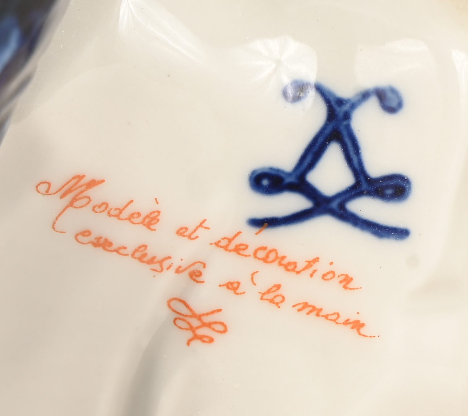 Een porseleinen pauw, draagt meerdere merktekens en onderaan label met een sierlijke M (Mangani?) en Made in Italy Een porseleinen pauw, draagt meerdere merktekens en onderaan label met een sierlijke M (Mangani?) en Made in Italy.
