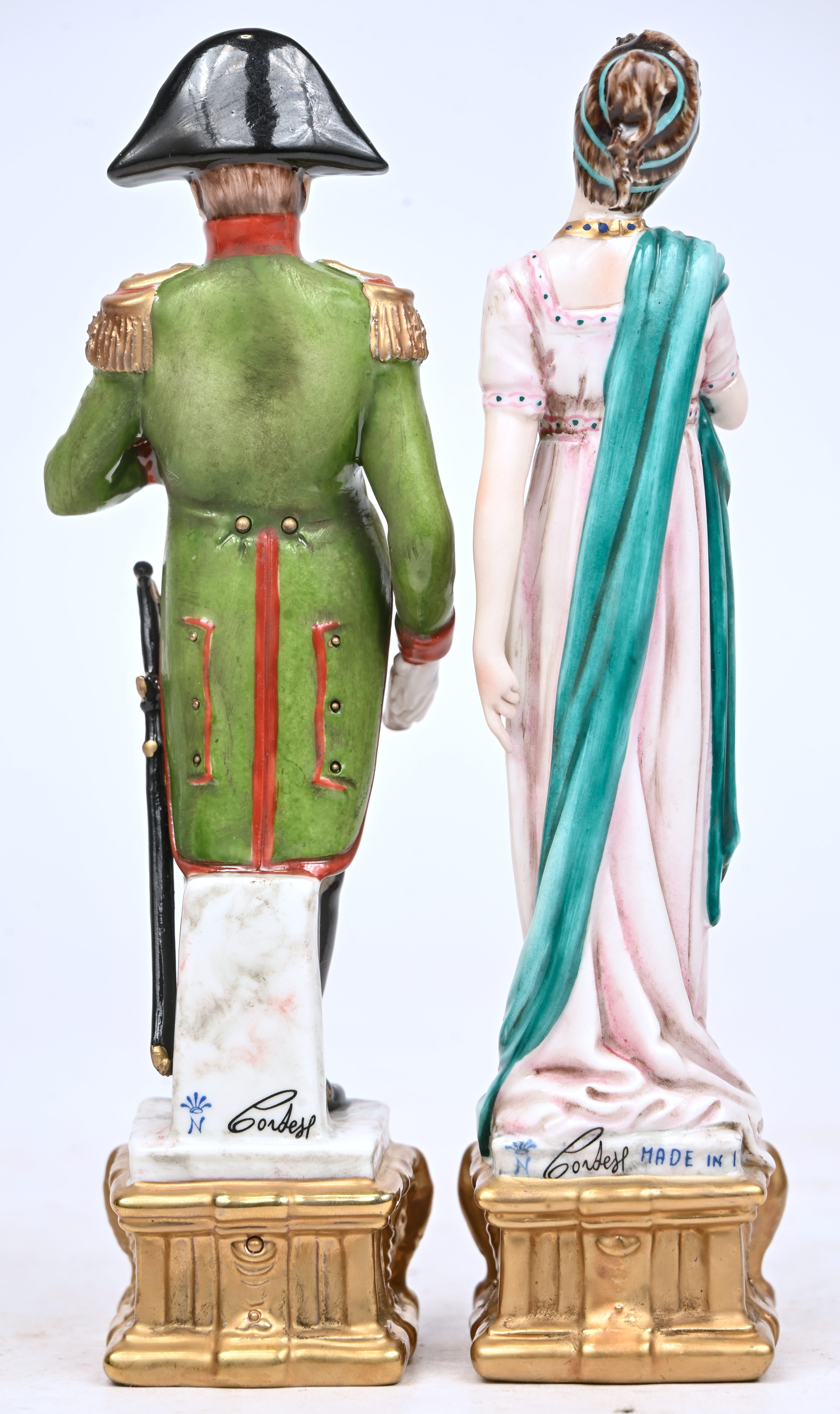 “Napoleone & Giuseppina”, 2 porseleinen beeldjes gemerkt Capodimonte, Cortese, Made in Italy “Napoleone & Giuseppina”, 2 porseleinen beeldjes gemerkt Capodimonte, Cortese, Made in Italy.