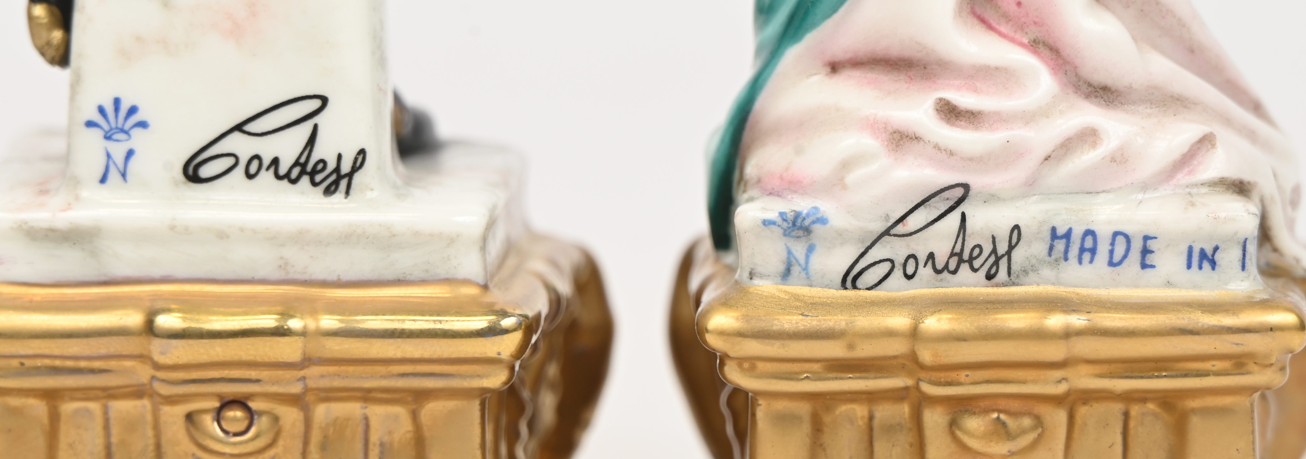 “Napoleone & Giuseppina”, 2 porseleinen beeldjes gemerkt Capodimonte, Cortese, Made in Italy “Napoleone & Giuseppina”, 2 porseleinen beeldjes gemerkt Capodimonte, Cortese, Made in Italy.