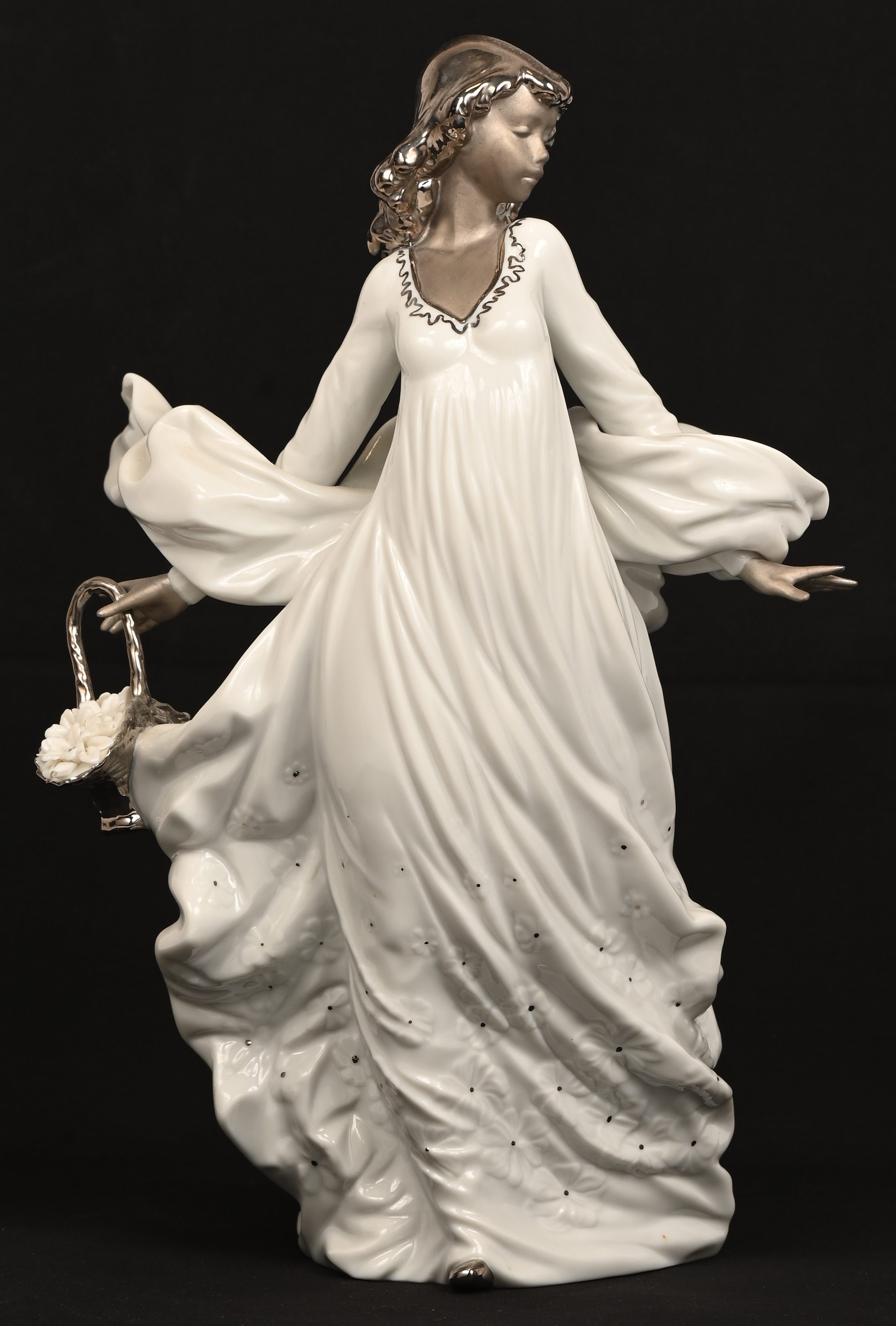 “Spring splendor”, een porseleinen beeld gemerkt Lladro “Spring splendor”, een porseleinen beeld gemerkt Lladro.