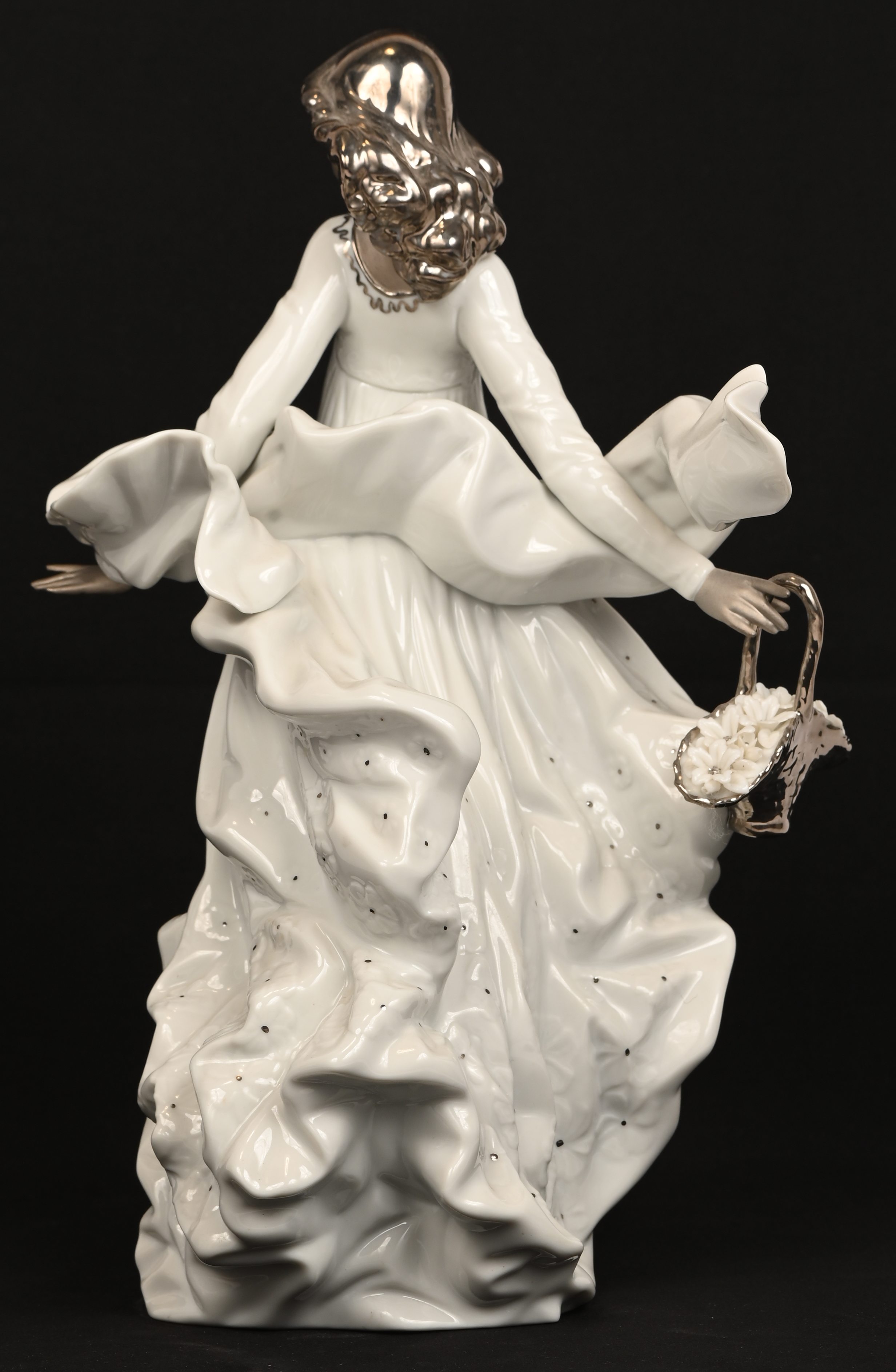 “Spring splendor”, een porseleinen beeld gemerkt Lladro “Spring splendor”, een porseleinen beeld gemerkt Lladro.