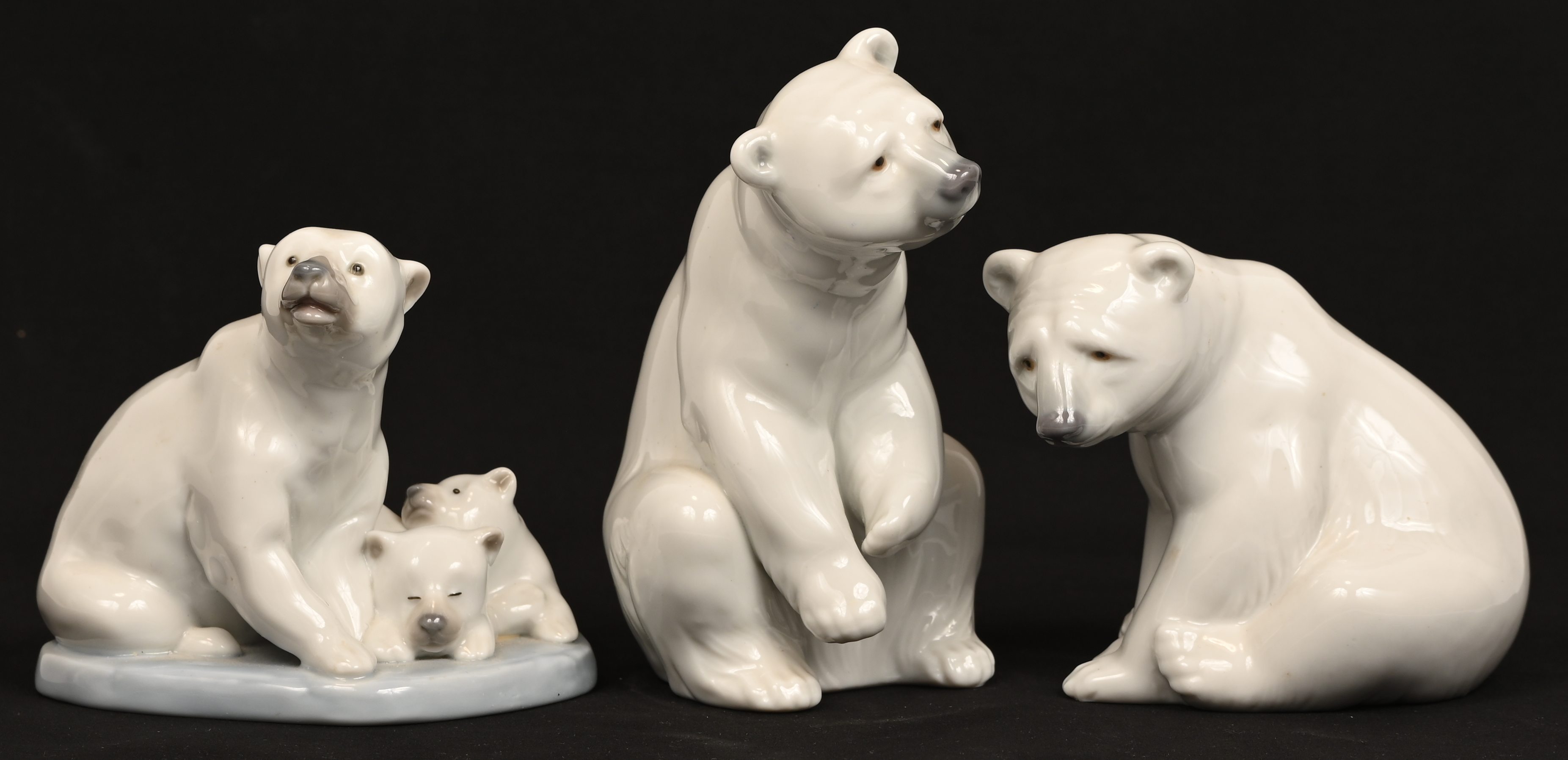 “Ijsberen”, drie porseleinen beeldjes gemerkt Lladro “Ijsberen”, drie porseleinen beeldjes gemerkt Lladro.