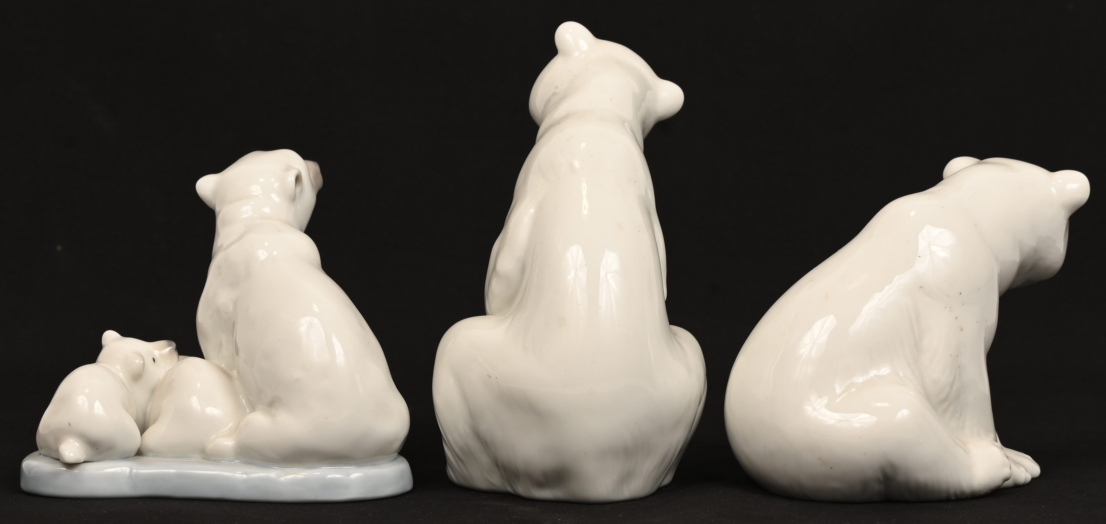 “Ijsberen”, drie porseleinen beeldjes gemerkt Lladro “Ijsberen”, drie porseleinen beeldjes gemerkt Lladro.
