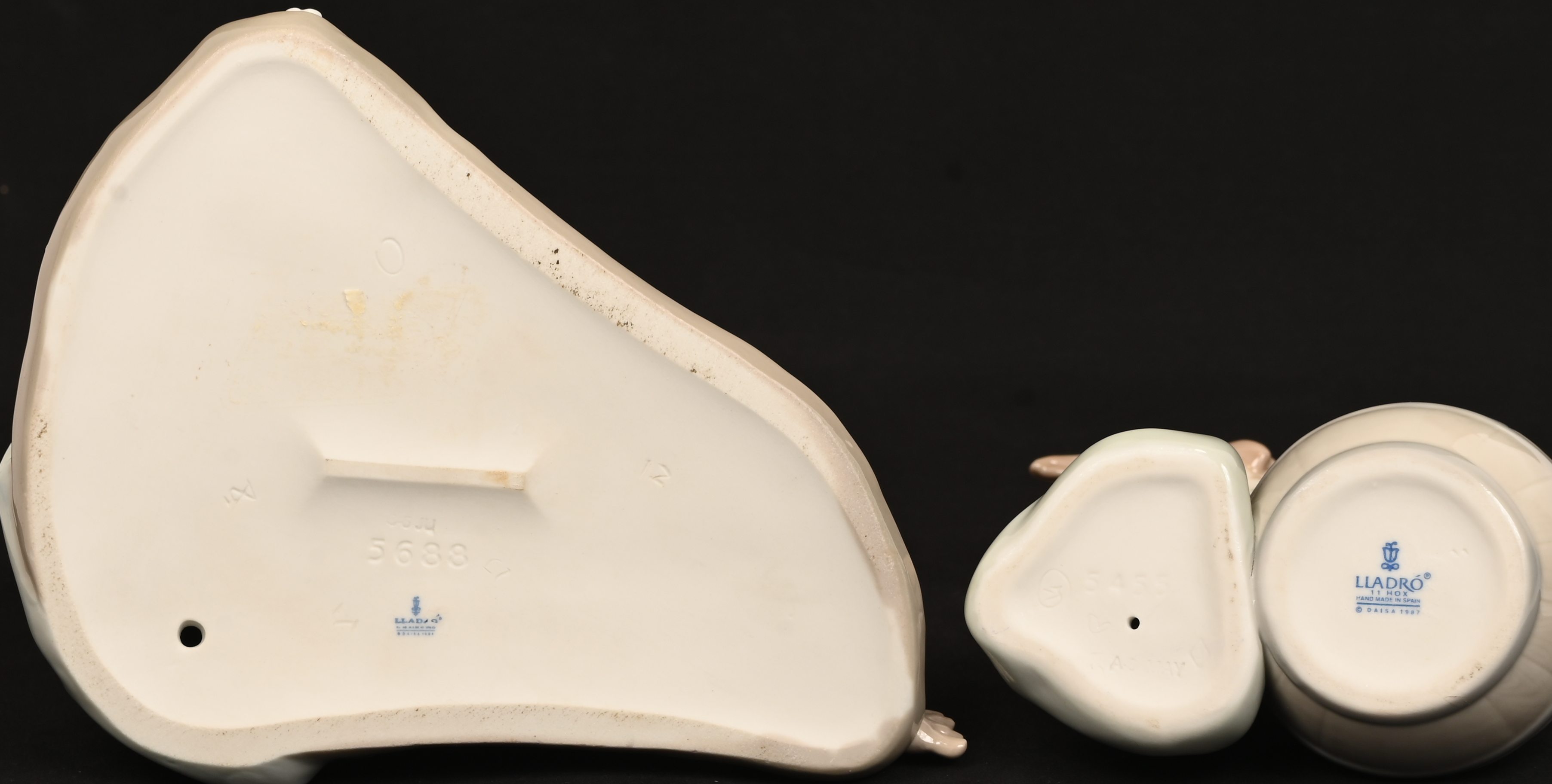 Twee porseleinen beeldjes van een meisje met hond, gemerkt Lladro Twee porseleinen beeldjes van een meisje met hond, gemerkt Lladro.