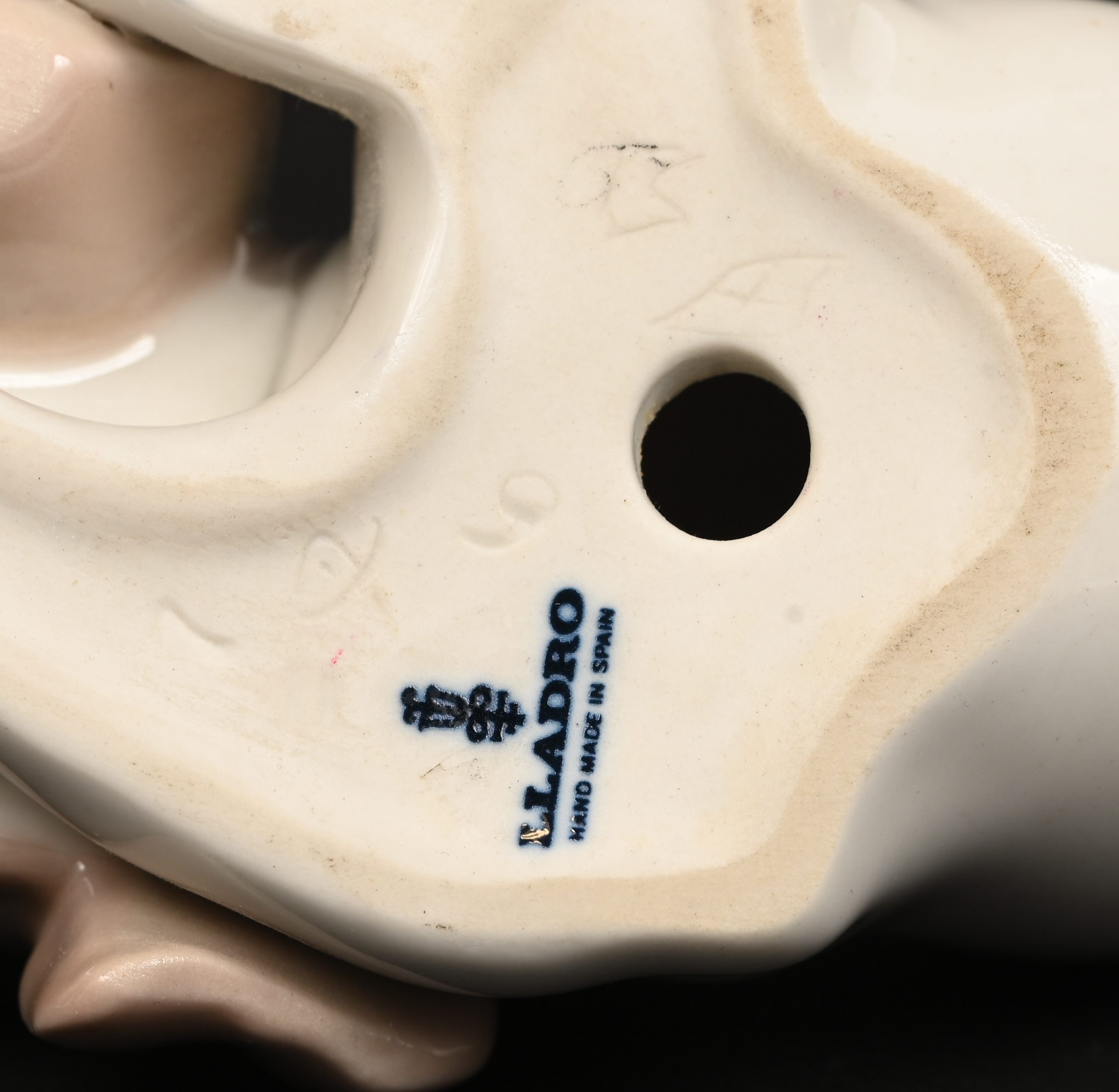 Drie porseleinen beeldjes, twee poezen en een hond, gemerkt Lladro Drie porseleinen beeldjes, twee poezen en een hond, gemerkt Lladro.