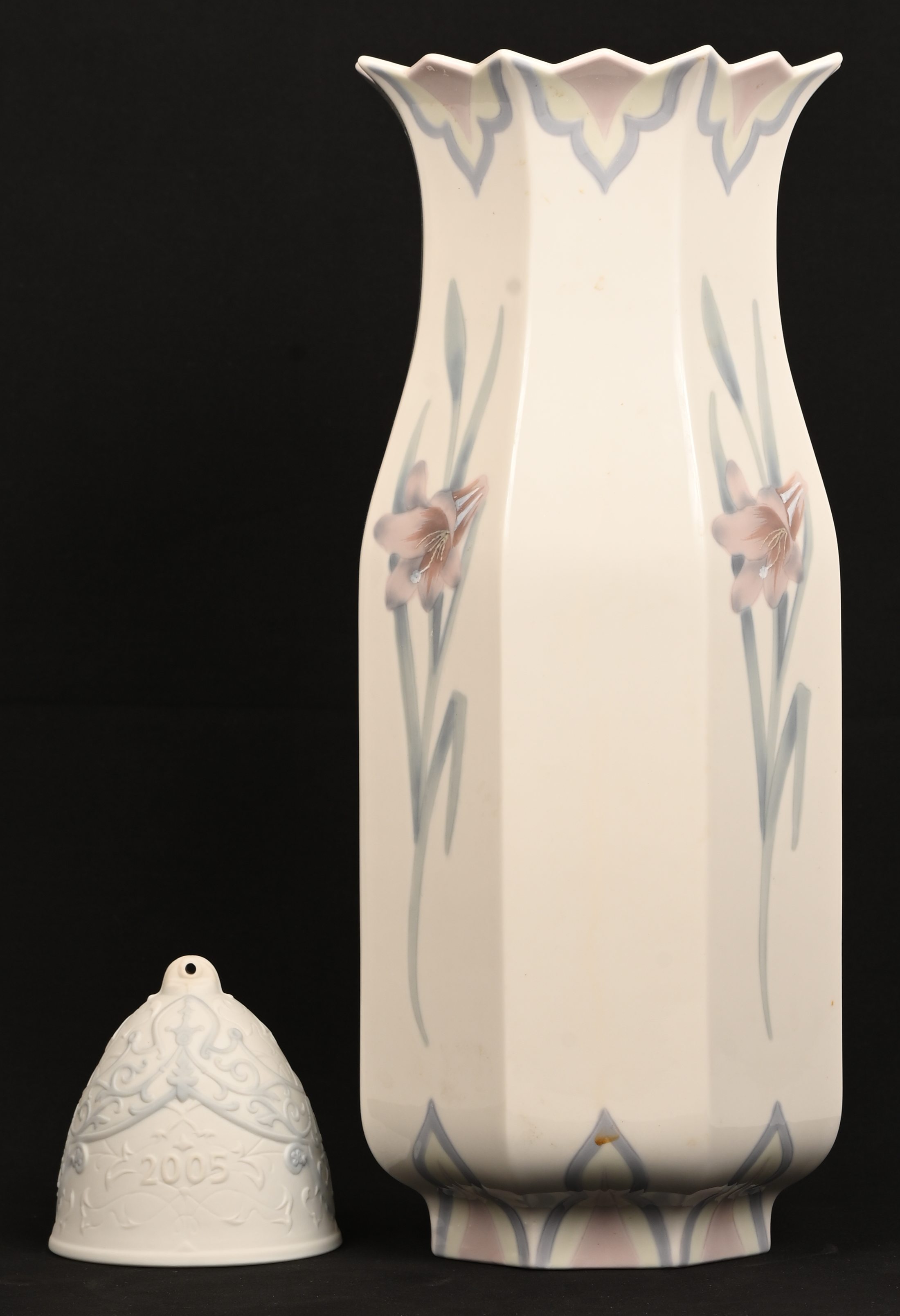 Een porseleinen vaas, gemerkt Lladro, toegevoegd een biscuit belletje met opschrift 2005, eveneens gemerkt Lladro Een porseleinen vaas, gemerkt Lladro, toegevoegd een biscuit belletje met opschrift 2005, eveneens gemerkt Lladro.