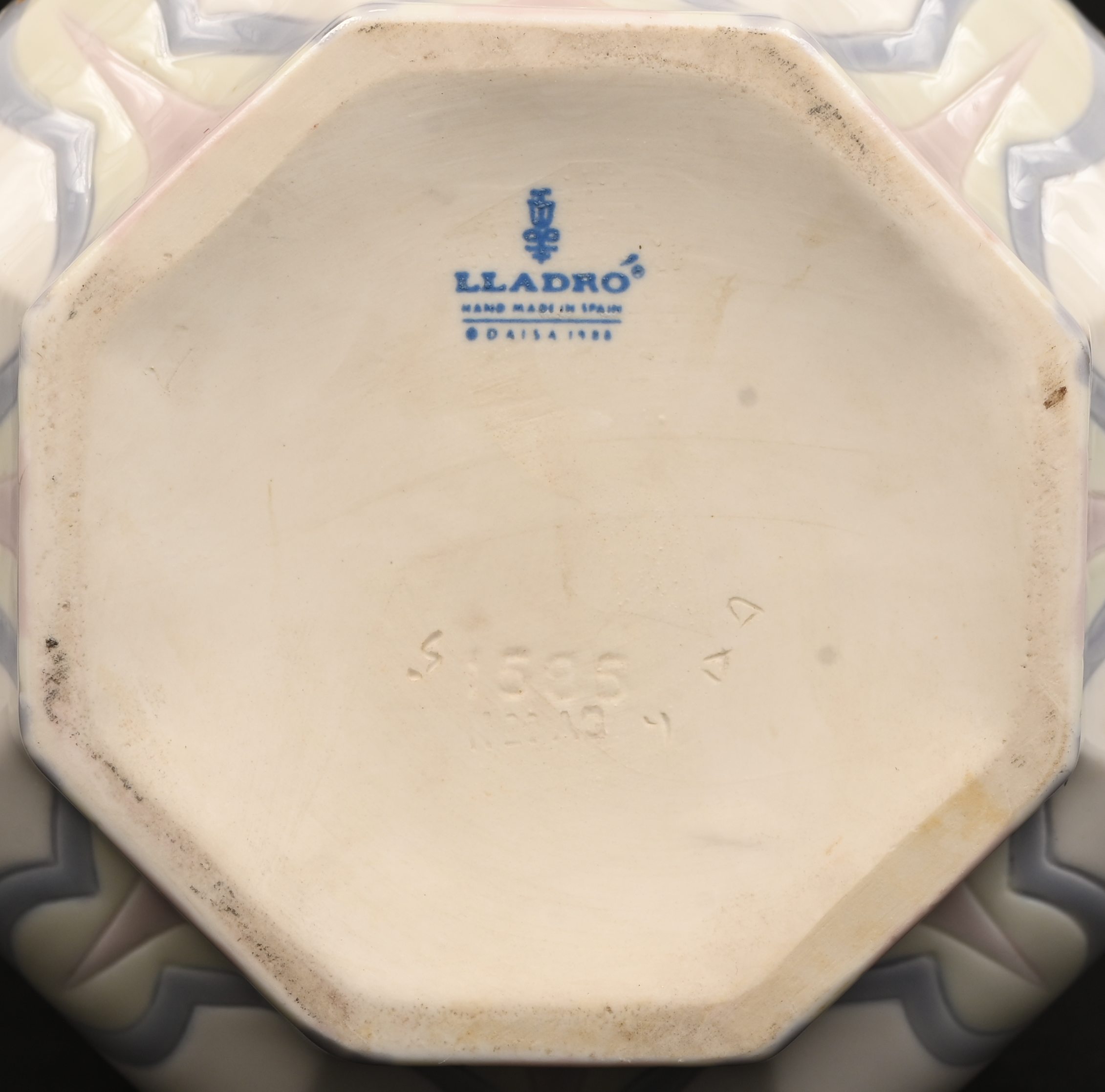 Een porseleinen vaas, gemerkt Lladro, toegevoegd een biscuit belletje met opschrift 2005, eveneens gemerkt Lladro Een porseleinen vaas, gemerkt Lladro, toegevoegd een biscuit belletje met opschrift 2005, eveneens gemerkt Lladro.