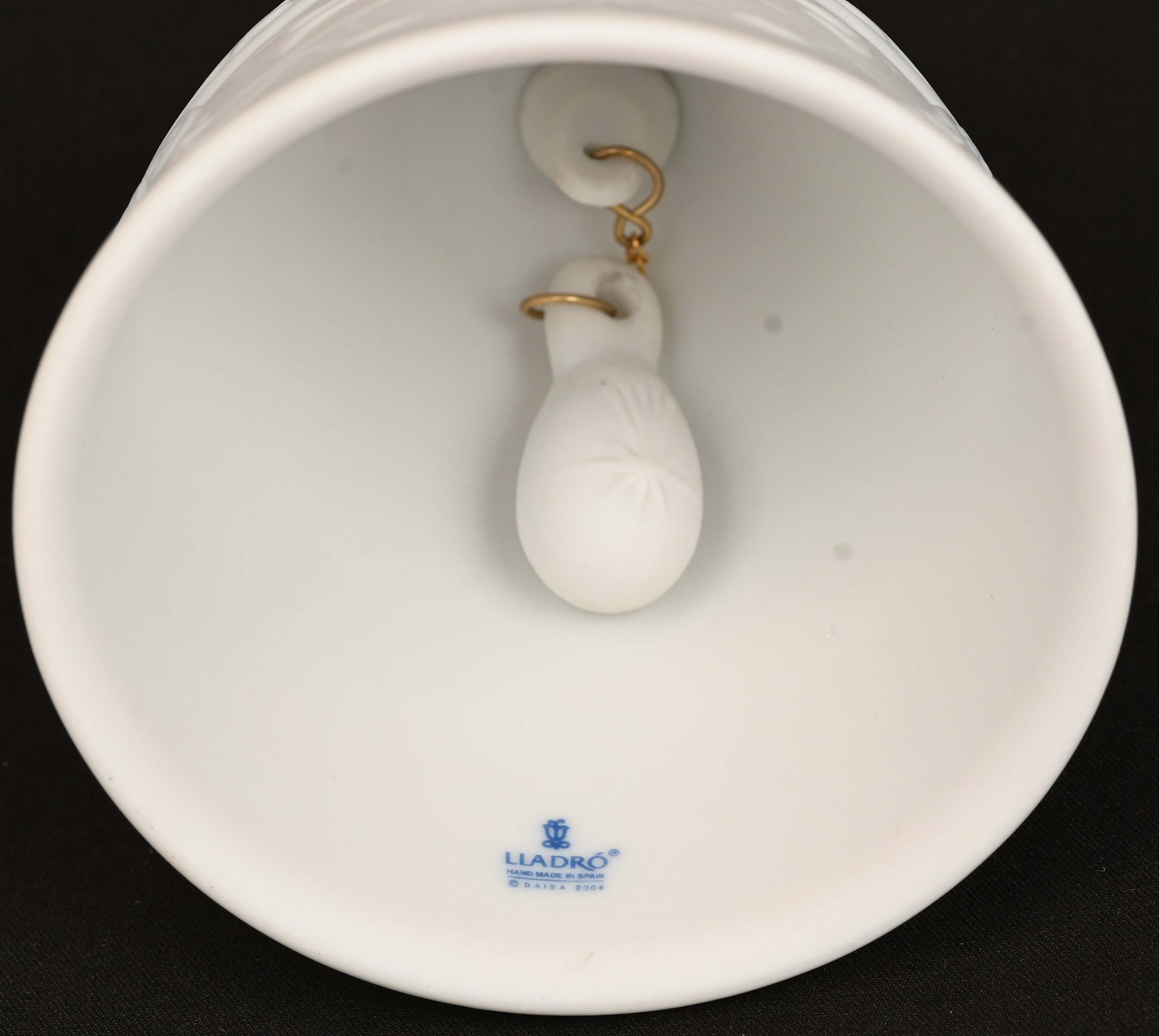 Een porseleinen vaas, gemerkt Lladro, toegevoegd een biscuit belletje met opschrift 2005, eveneens gemerkt Lladro Een porseleinen vaas, gemerkt Lladro, toegevoegd een biscuit belletje met opschrift 2005, eveneens gemerkt Lladro.
