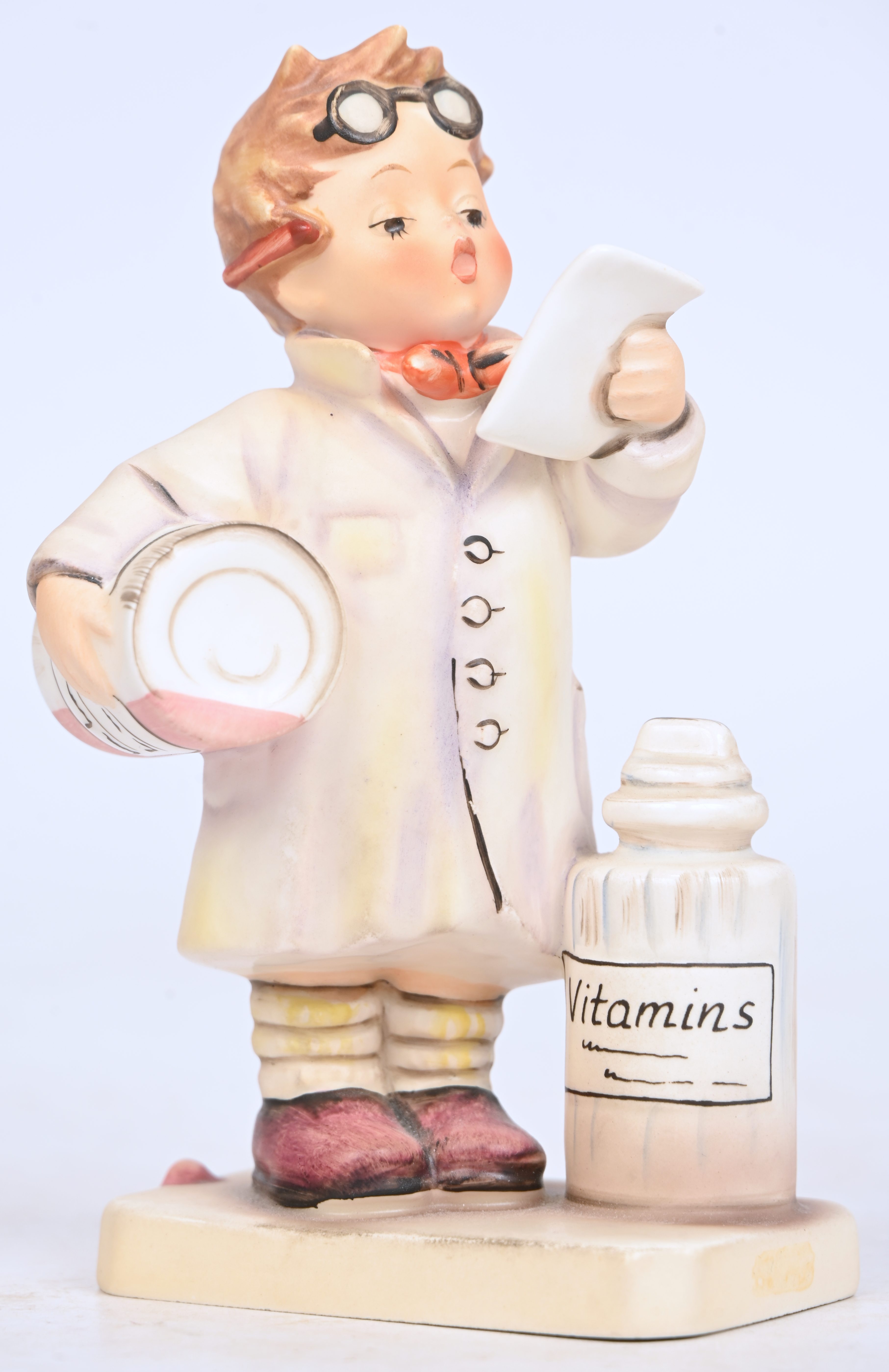“De apotheker”, een porseleinen Hummeltje, nr 322 “De apotheker”, een porseleinen Hummeltje, nr 322.