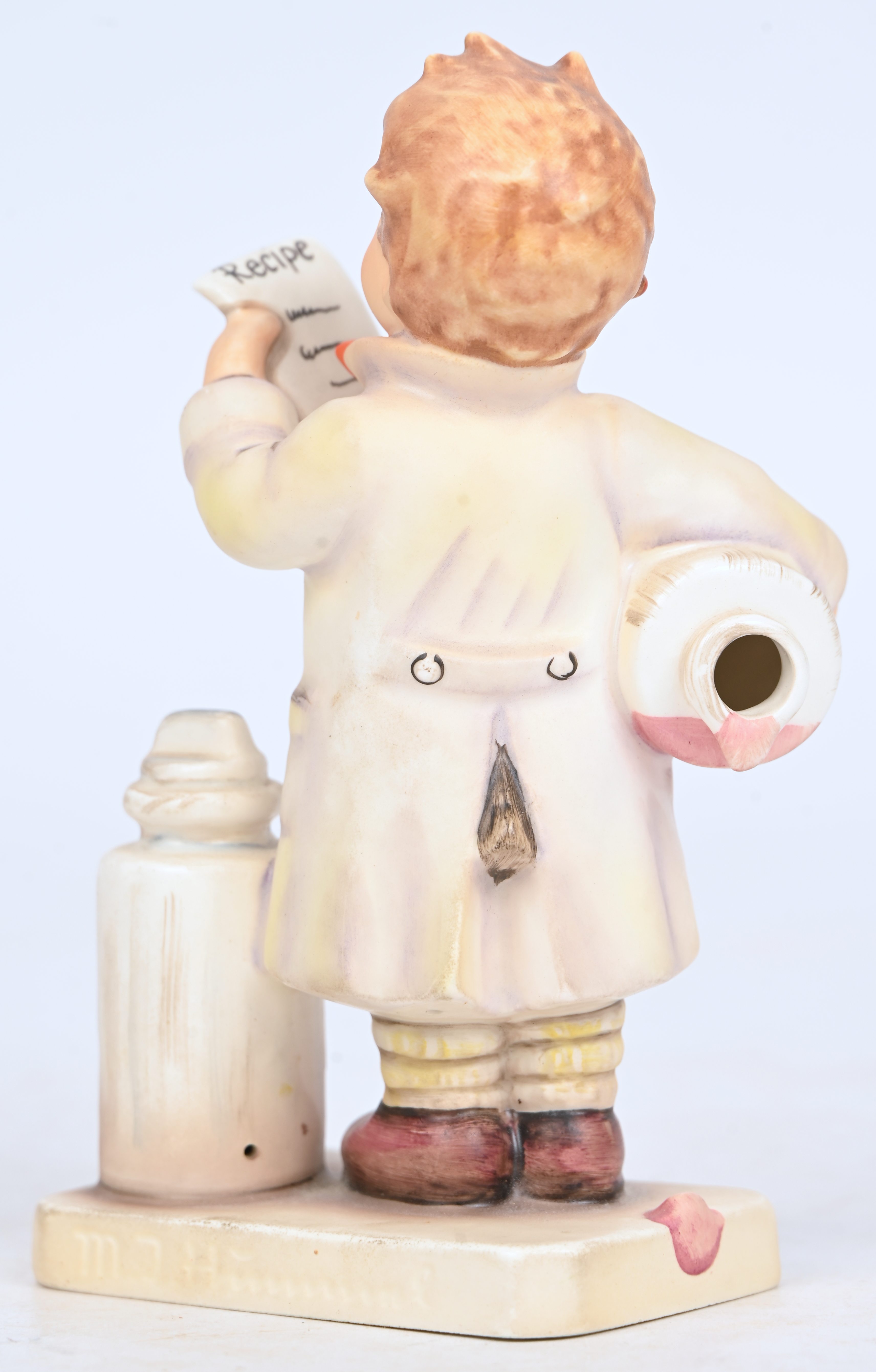 “De apotheker”, een porseleinen Hummeltje, nr 322 “De apotheker”, een porseleinen Hummeltje, nr 322.