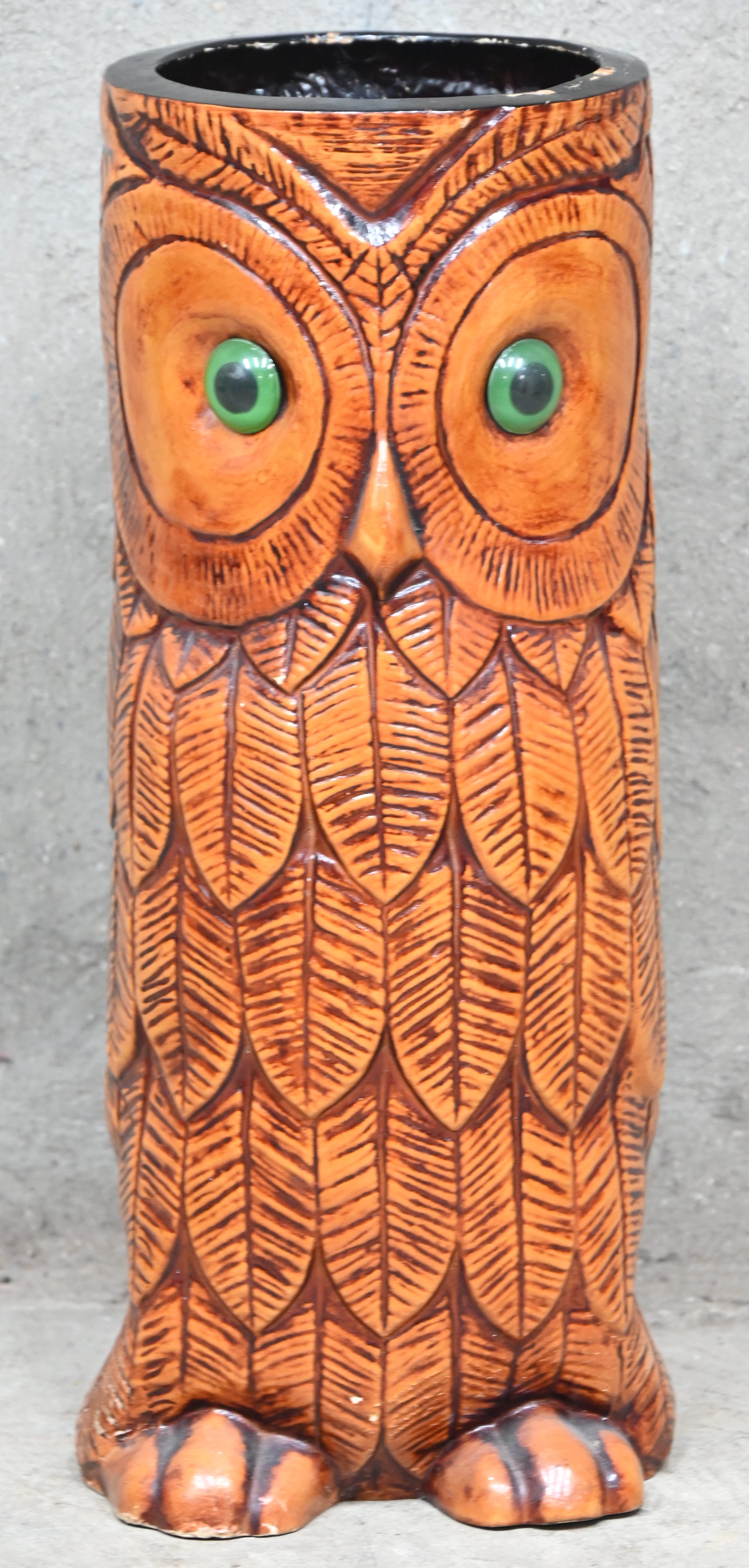 Een vintage paraplubak uit kunsthars in de vorm van een uil Een vintage paraplubak uit kunsthars in de vorm van een uil.