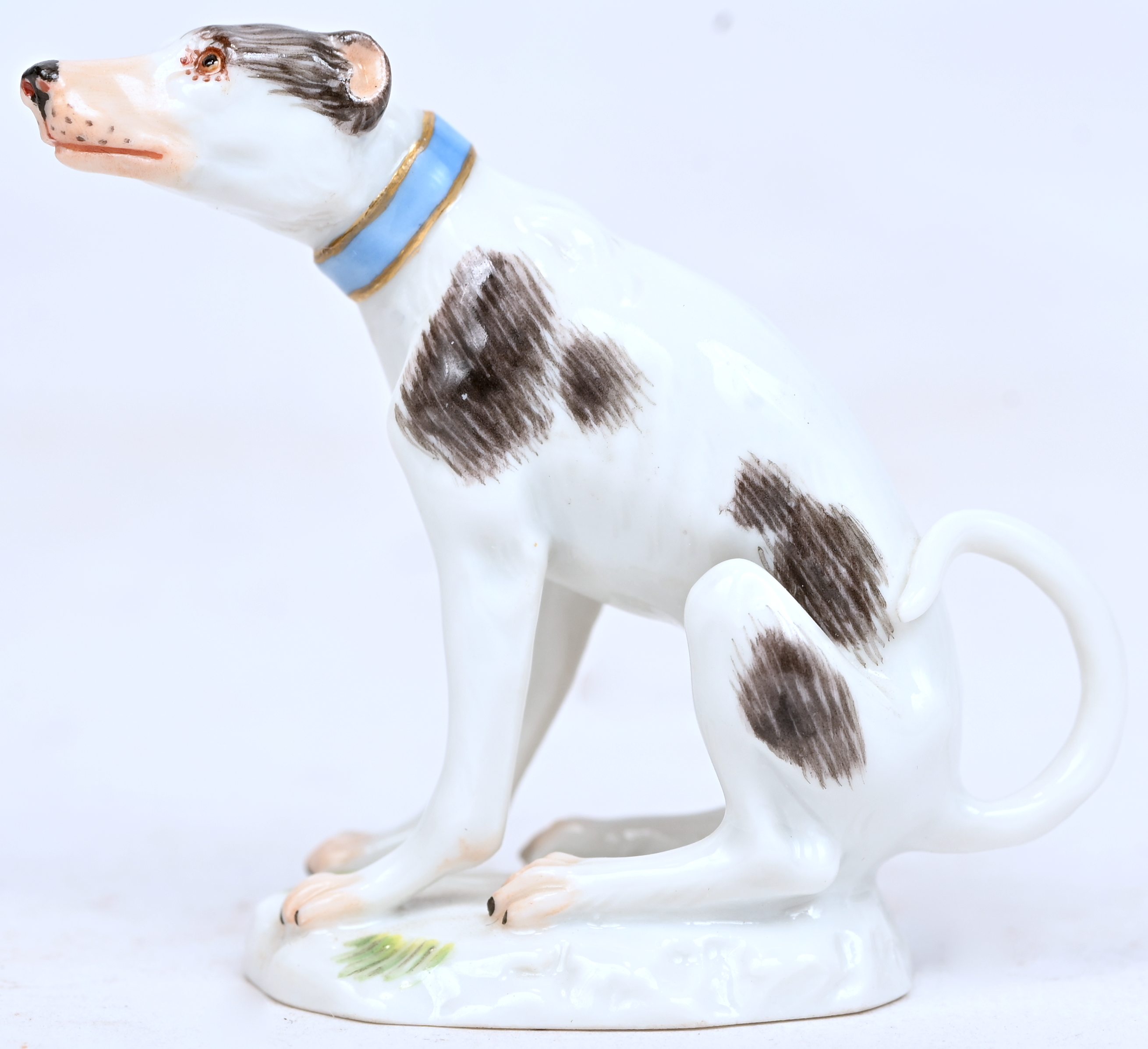 Een porseleinen miniatuurtje, gezeten windhond, gemerkt en genummerd Een porseleinen miniatuurtje, gezeten windhond, gemerkt en genummerd.