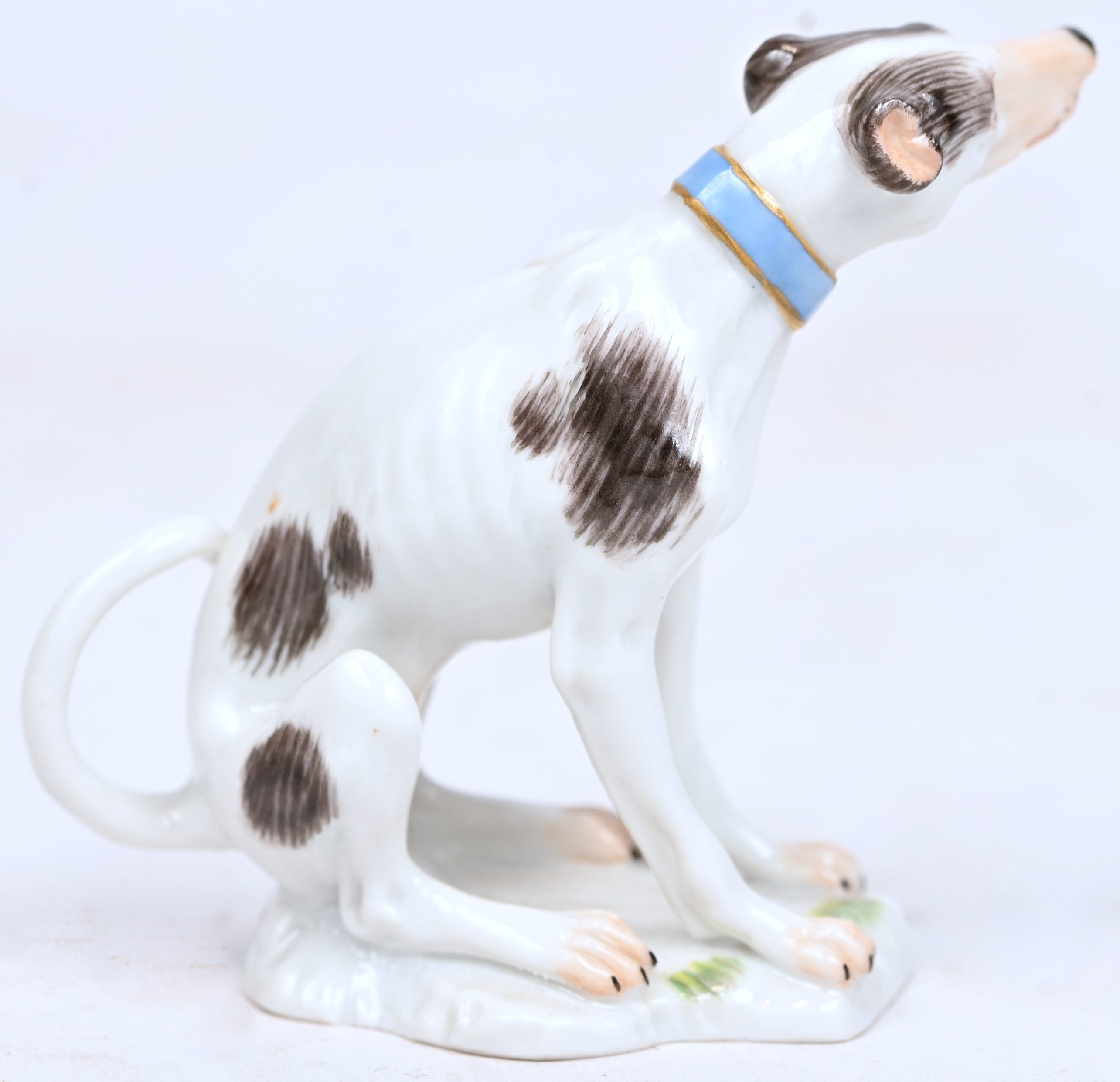 Een porseleinen miniatuurtje, gezeten windhond, gemerkt en genummerd Een porseleinen miniatuurtje, gezeten windhond, gemerkt en genummerd.