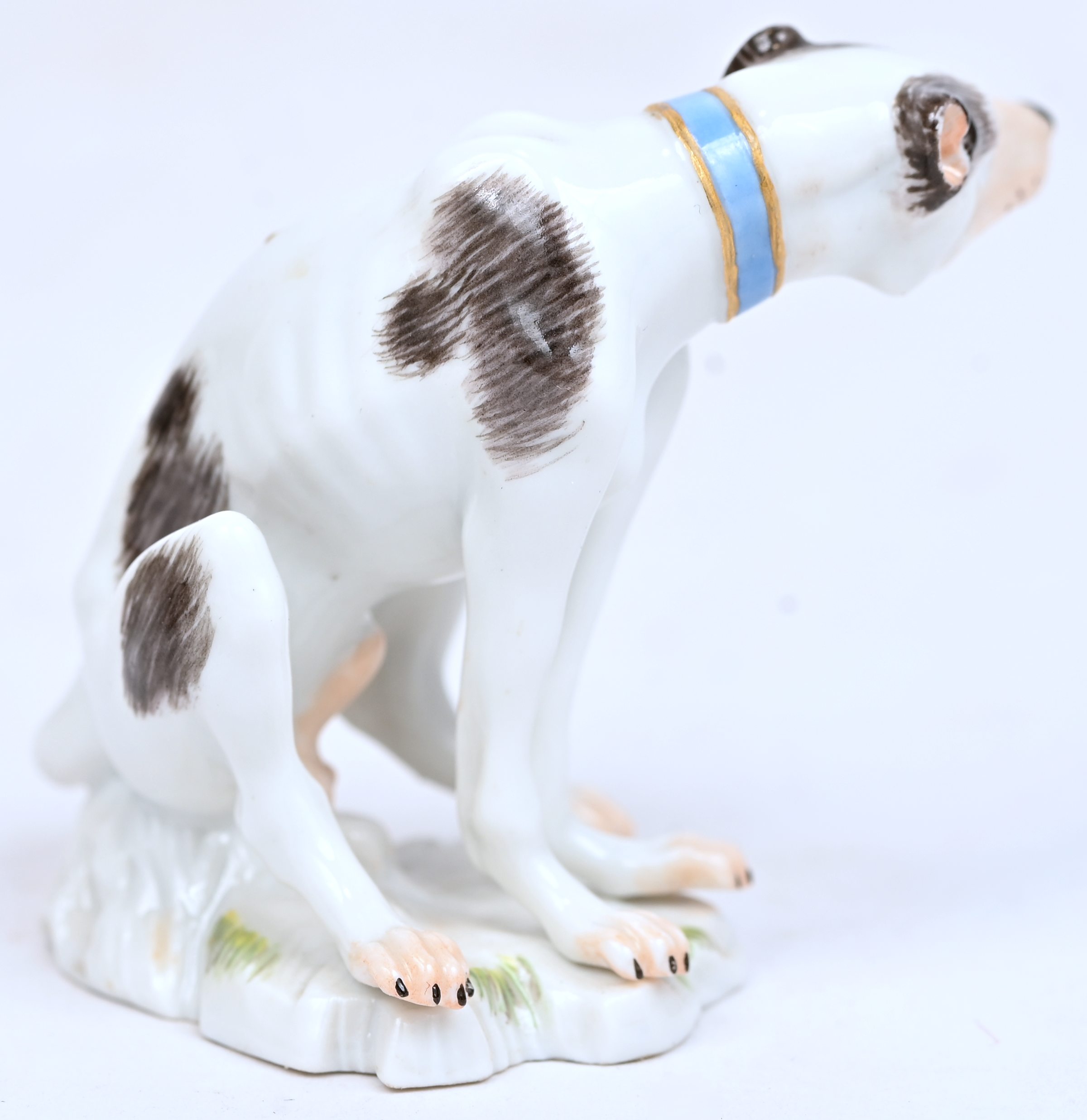 Een porseleinen miniatuurtje, gezeten windhond, gemerkt en genummerd Een porseleinen miniatuurtje, gezeten windhond, gemerkt en genummerd.