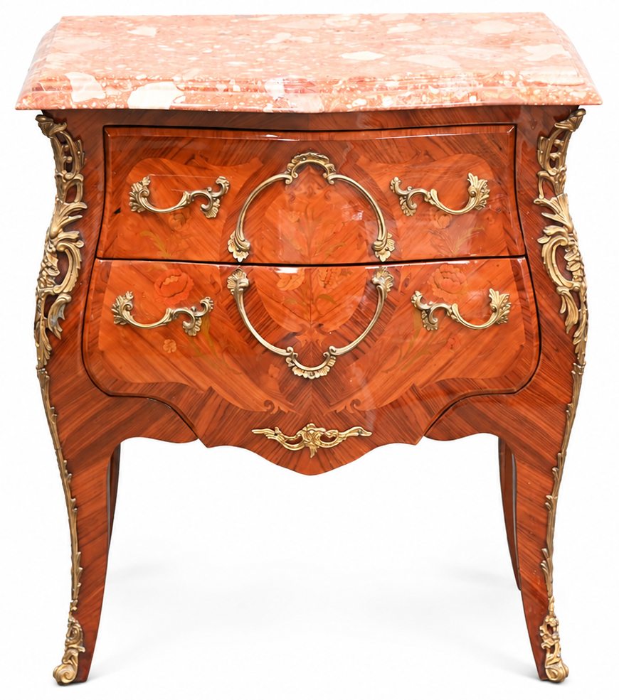 Een gebombeerde ladekast in marqueterie, bronzen beslag en marmeren blad Een gebombeerde ladekast in marqueterie, bronzen beslag en marmeren blad.