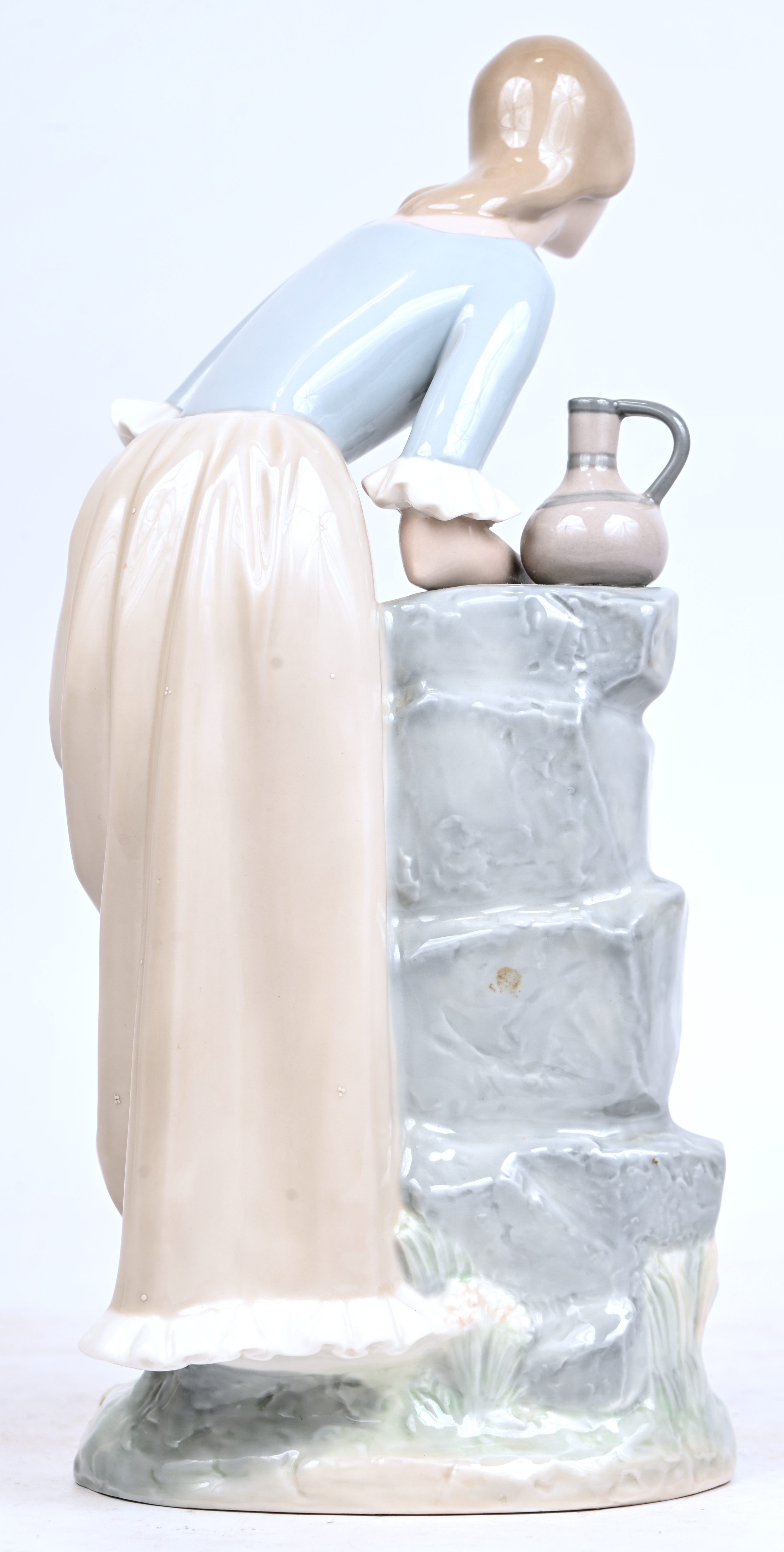 ‘Jonge vrouw met waterkruik’, een porseleinen beeldje door Nao by Lladro ‘Jonge vrouw met waterkruik’, een porseleinen beeldje door Nao by Lladro.