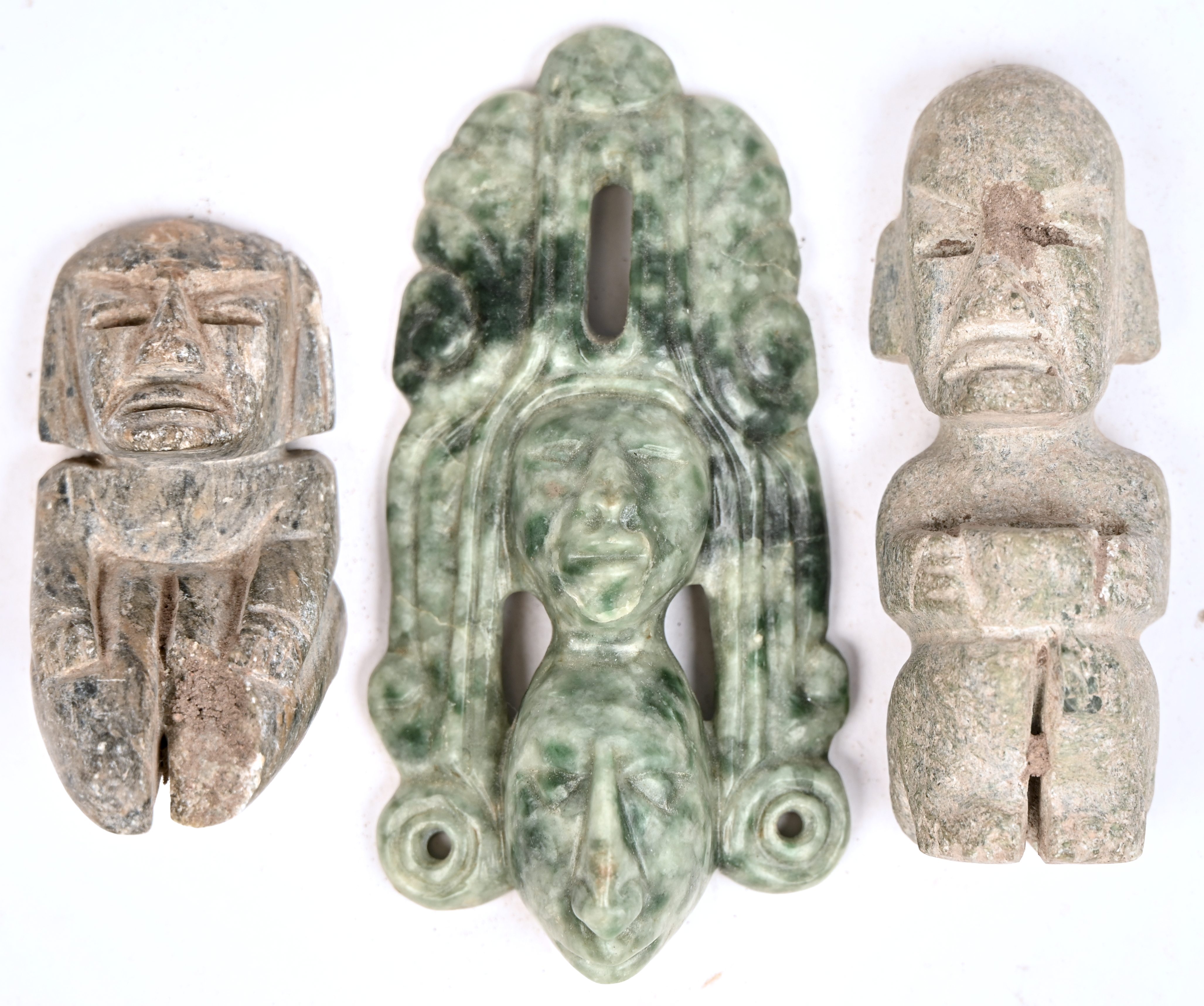 Drie beeldjes, twee steen en één jade. In precolumbiaanse stijl Drie beeldjes, twee steen en één jade. In precolumbiaanse stijl.